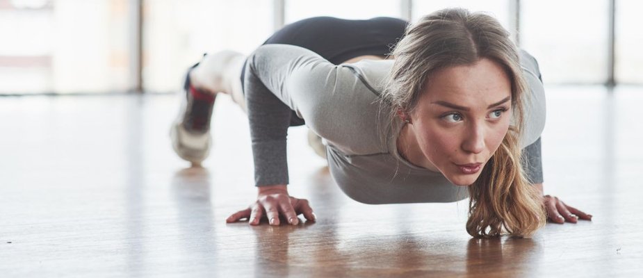 Guia sobre treinamento em casa para mulheres.