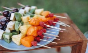Espetinho de frutas