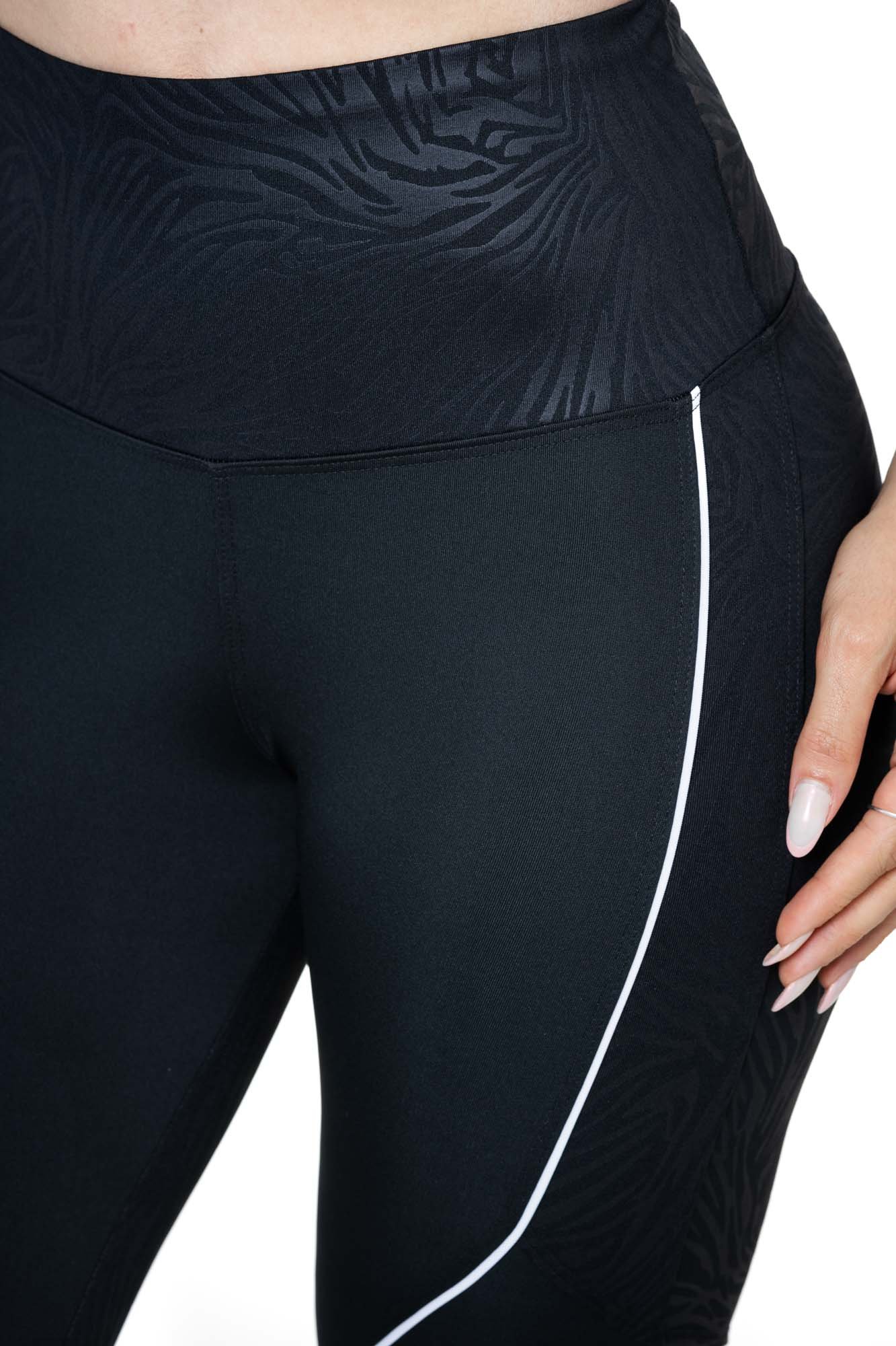 Legging feminina texturizada preta com cintura alta e tecido flexível, ideal para conforto e performance nas atividades físicas.