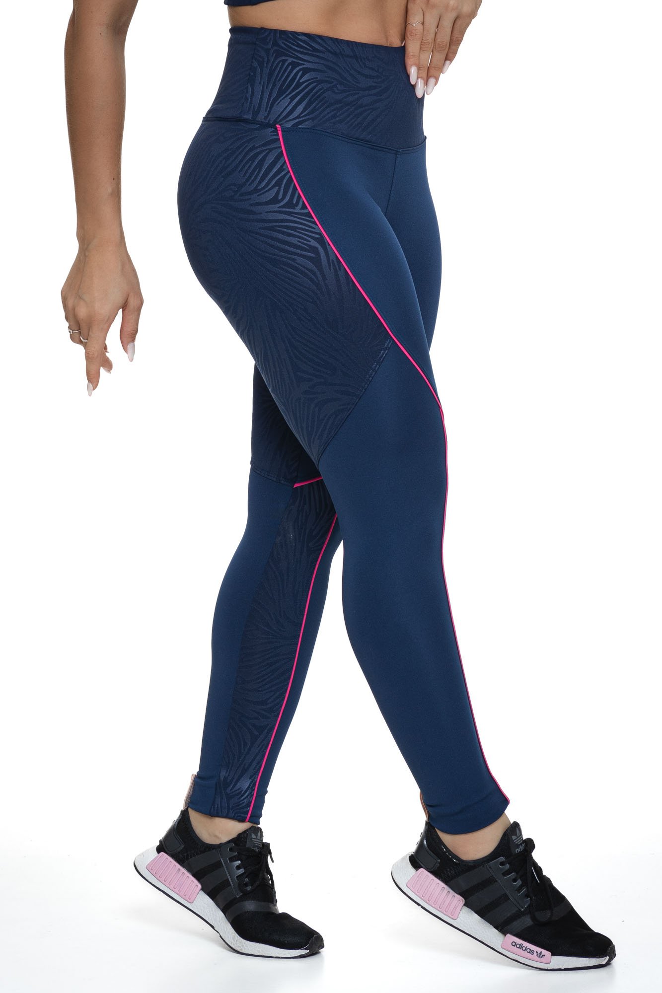 Legging feminina texturizada azul marinho vista de lado com cintura alta e tecido flexível, ideal para conforto e performance nas atividades físicas