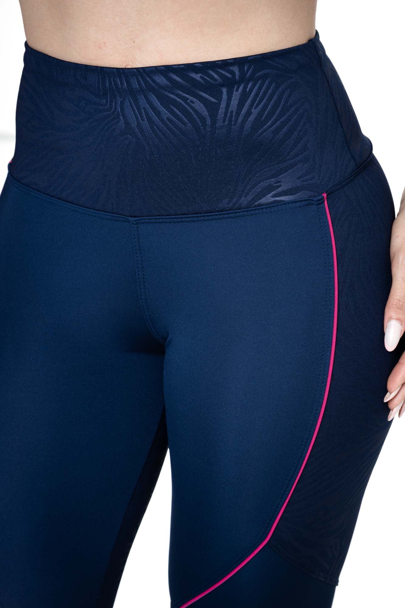 Legging feminina texturizada azul marinho com cintura alta e tecido flexível, ideal para conforto e performance nas atividades físicas