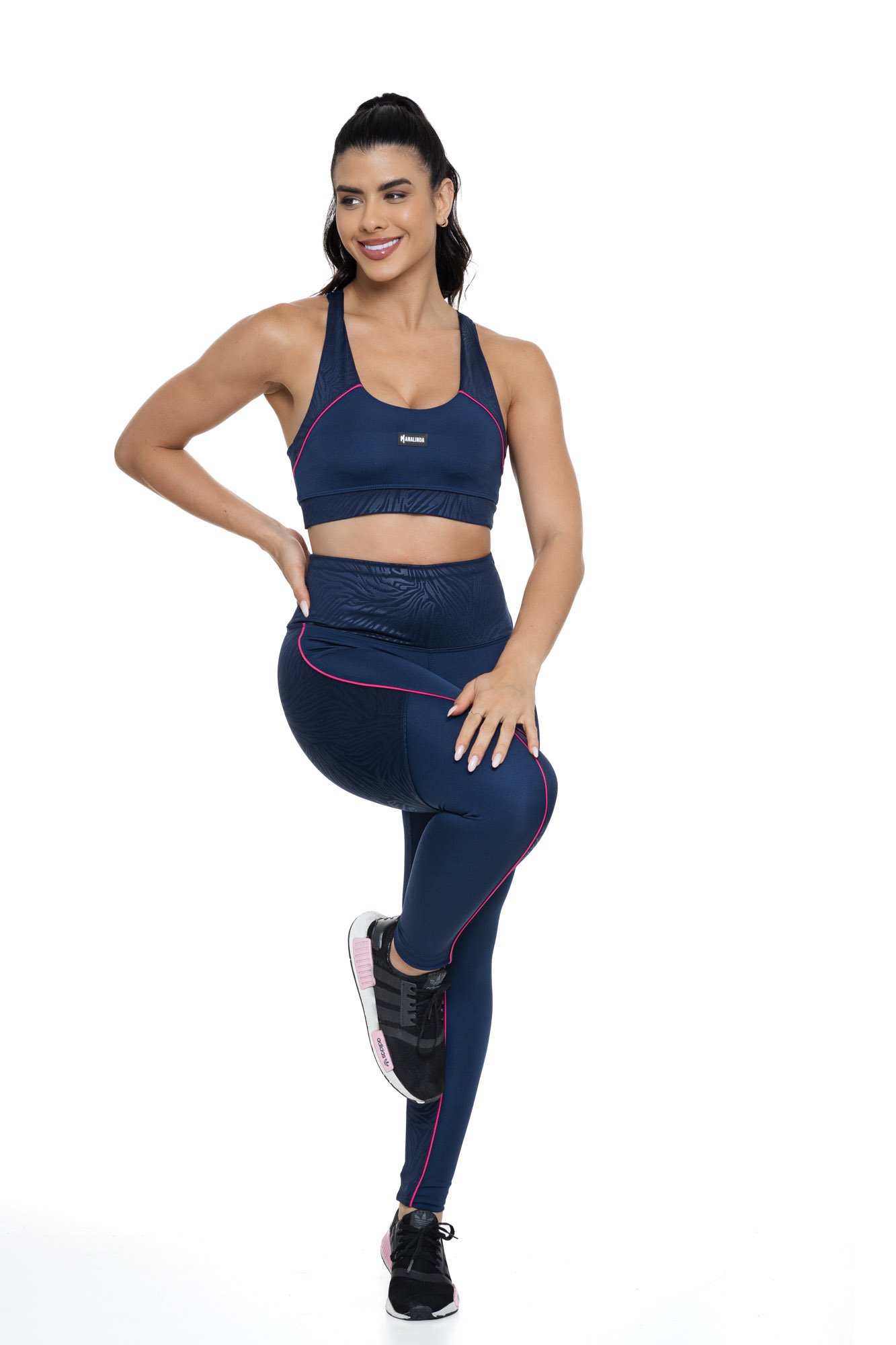 Conjunto de academia feminino azul marinho texturizado visto de frente, composto por top e legging, ideal para treinos com conforto e elegância.