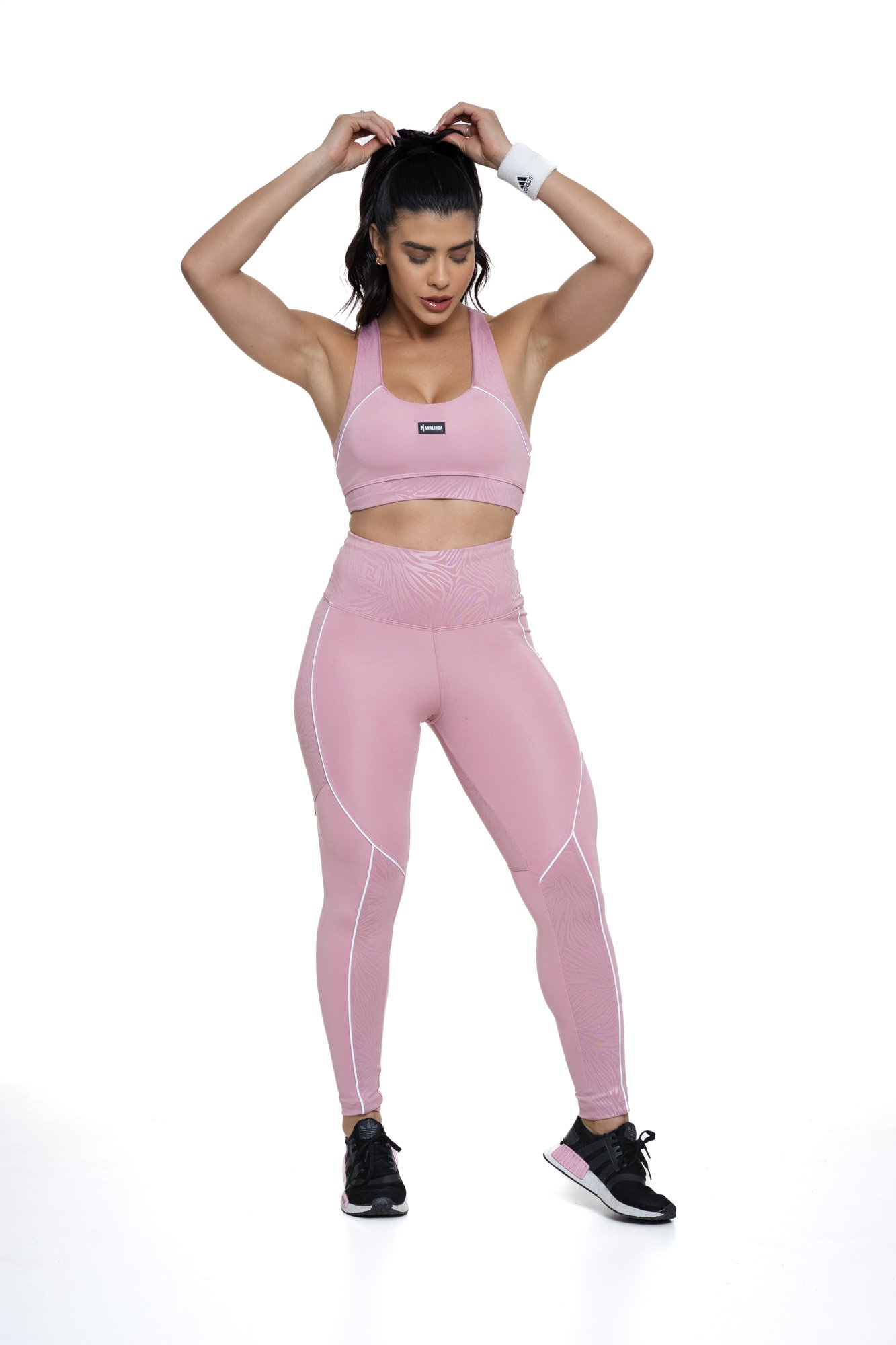 Conjunto de academia feminino rosa claro texturizado visto de frente, composto por top e legging, ideal para treinos com conforto e elegância.