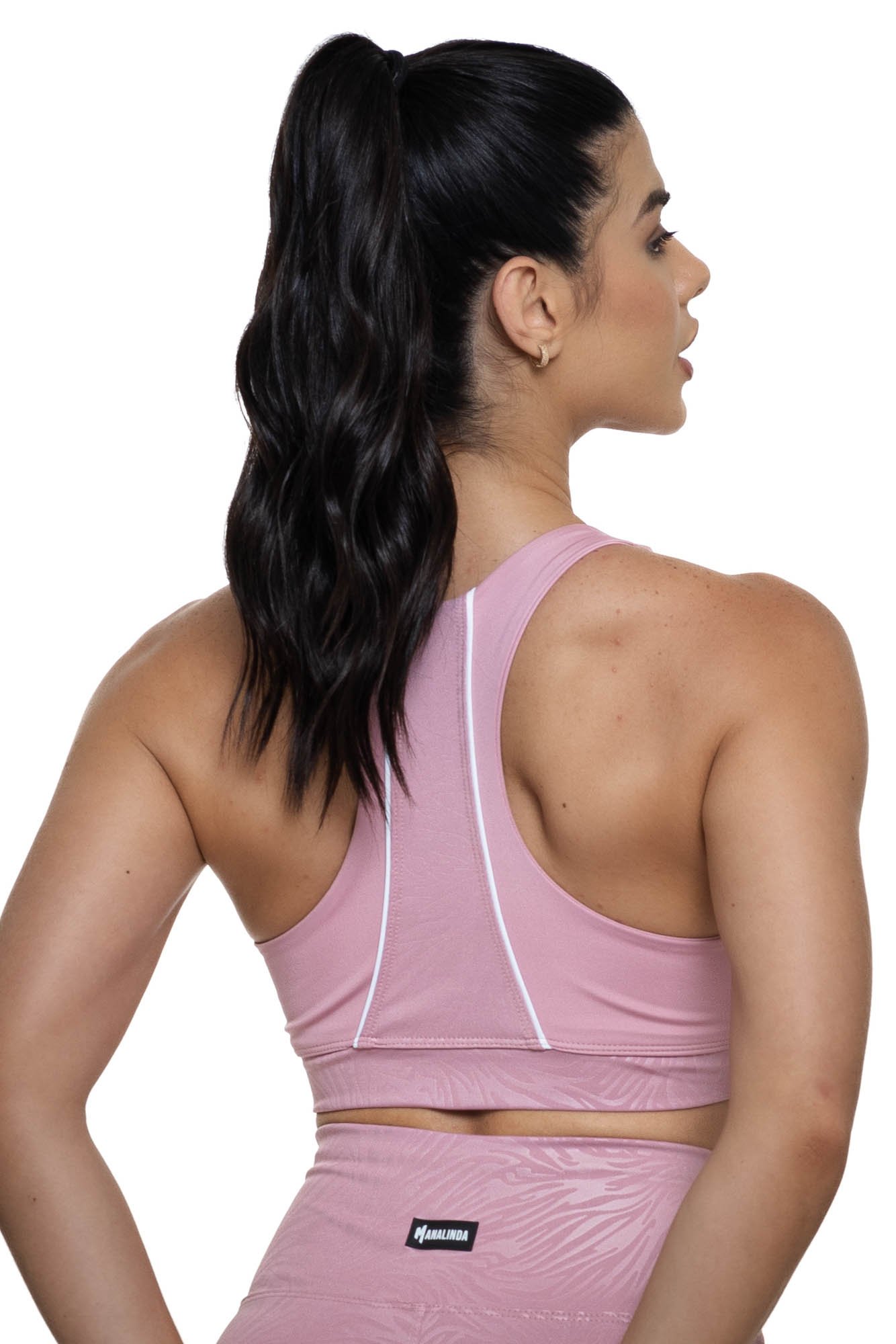 Top fitness rosa claro texturizado visto de costas, com caimento confortável e detalhes em relevo, perfeito para treinos com estilo.