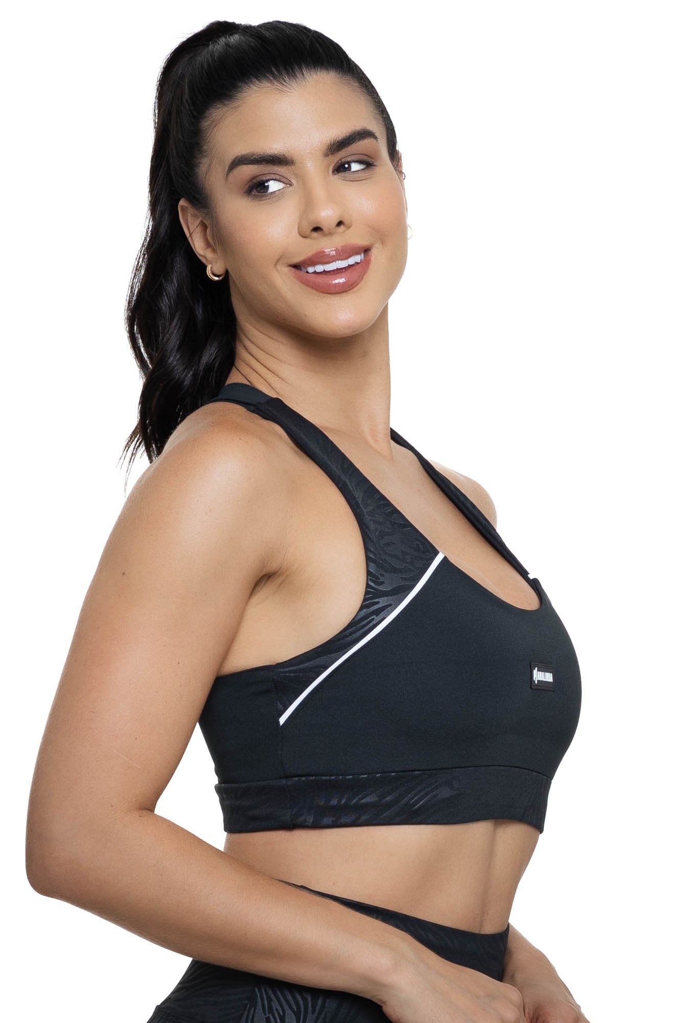 Top fitness preto texturizado visto de lado, com caimento confortável e detalhes em relevo, perfeito para treinos com estilo.