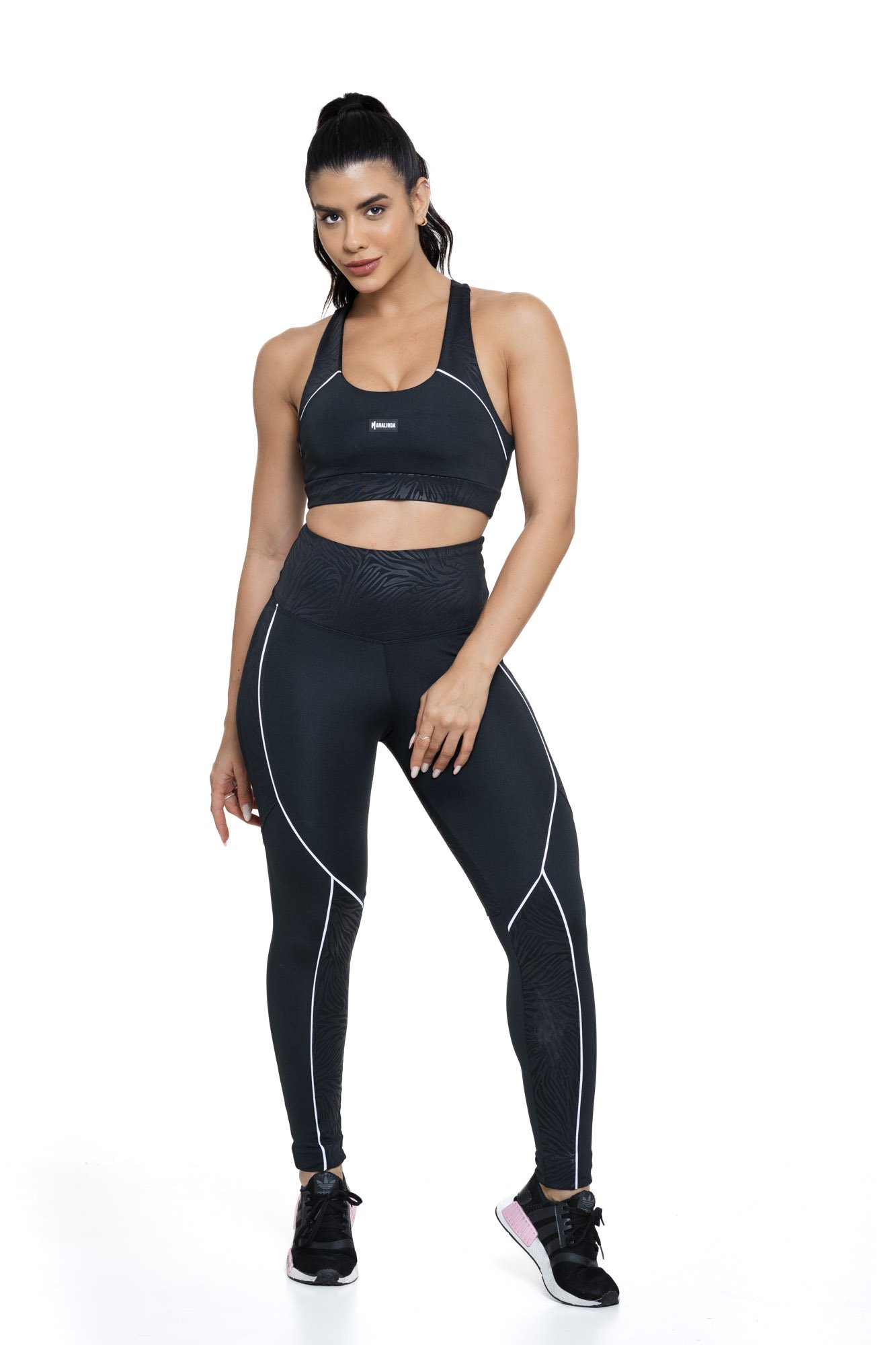 Conjunto de academia feminino preto texturizado visto de frente, composto por top e legging, ideal para treinos com conforto e elegância.