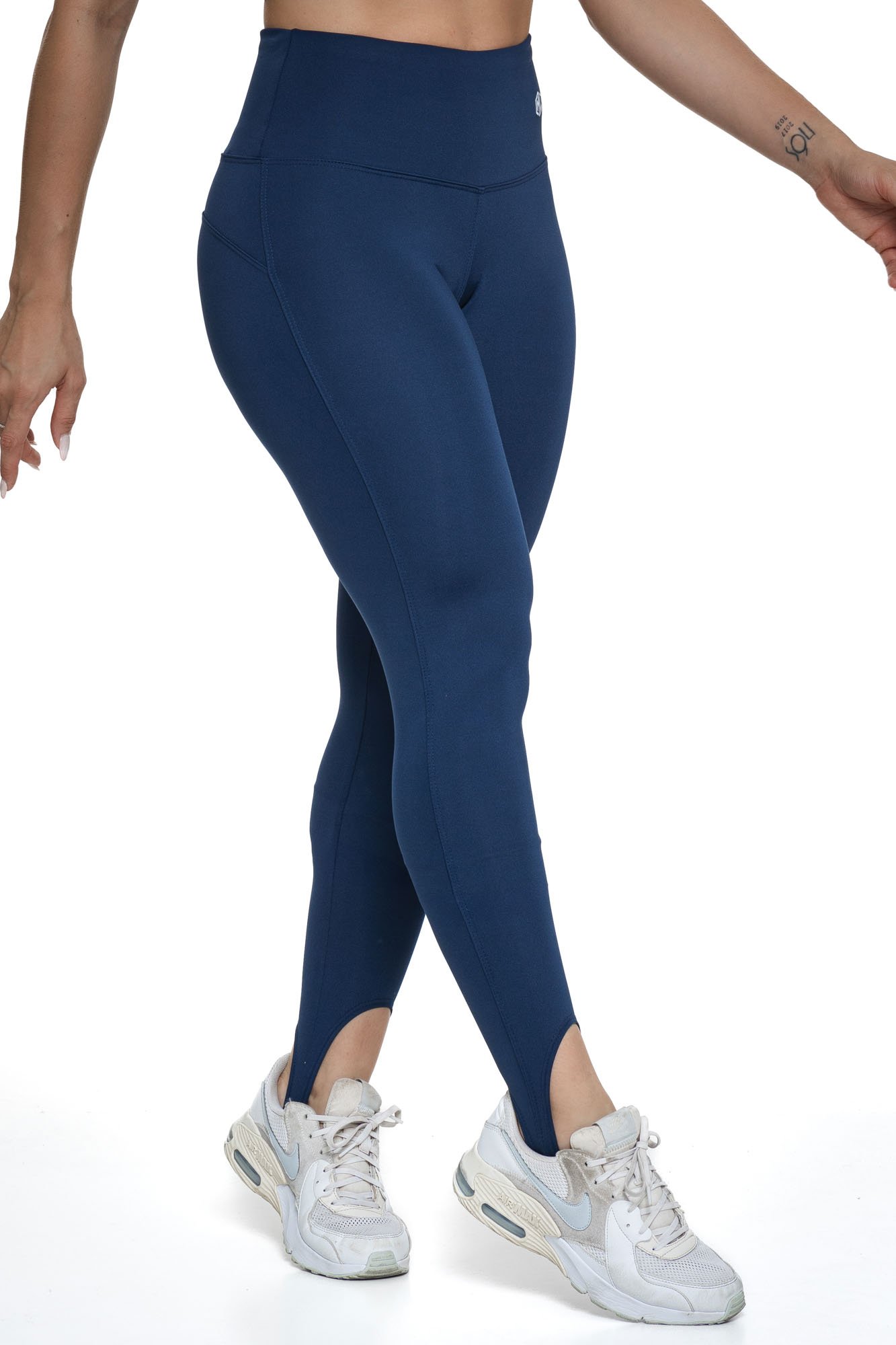 Legging azul marinho com pezinho vista de lado, ajustada e confortável, ideal para treinos e atividades do dia a dia, com tecido macio e flexível.
