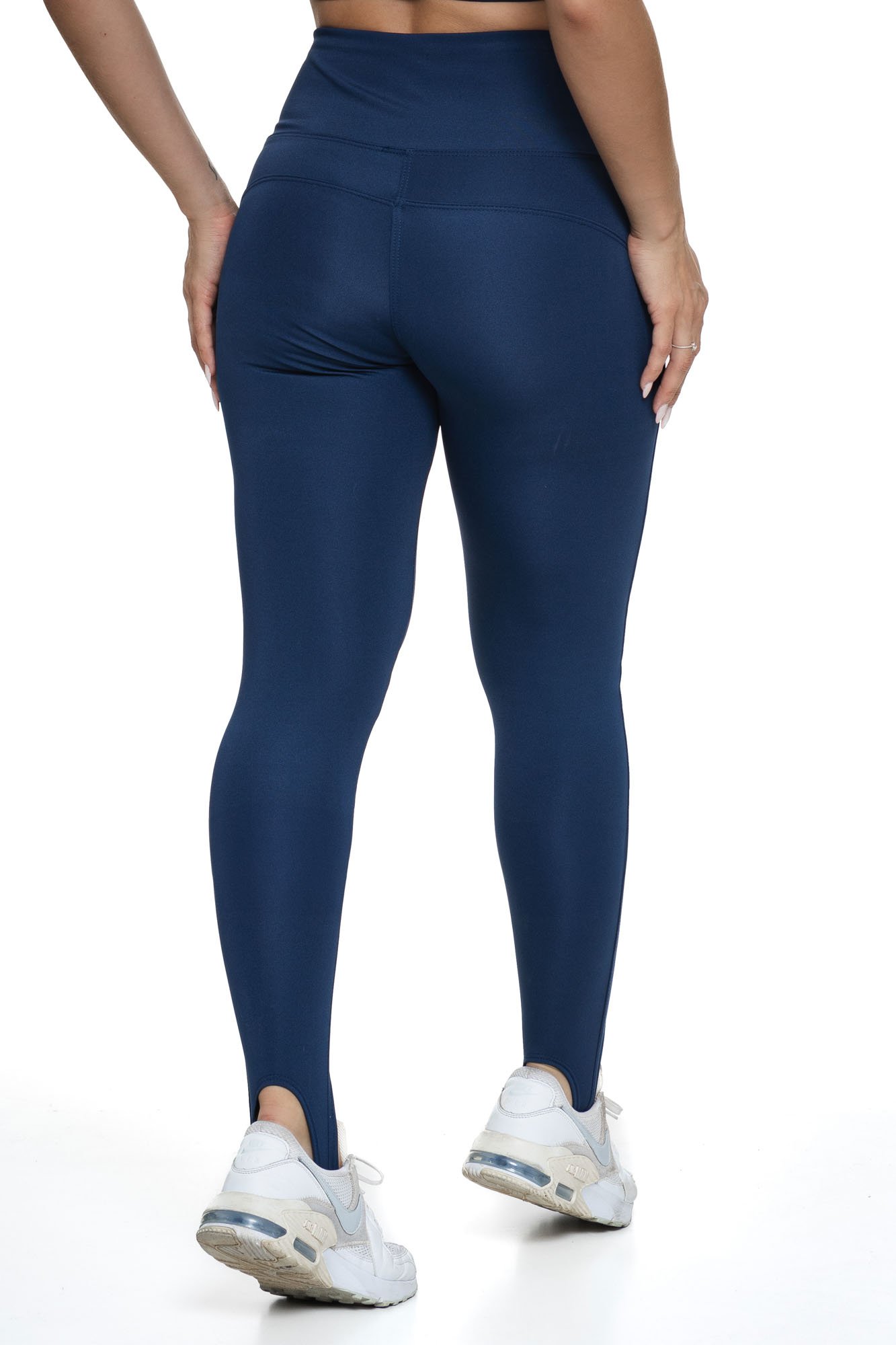 Legging azul marinho com pezinho vista de costas, ajustada e confortável, ideal para treinos e atividades do dia a dia, com tecido macio e flexível.