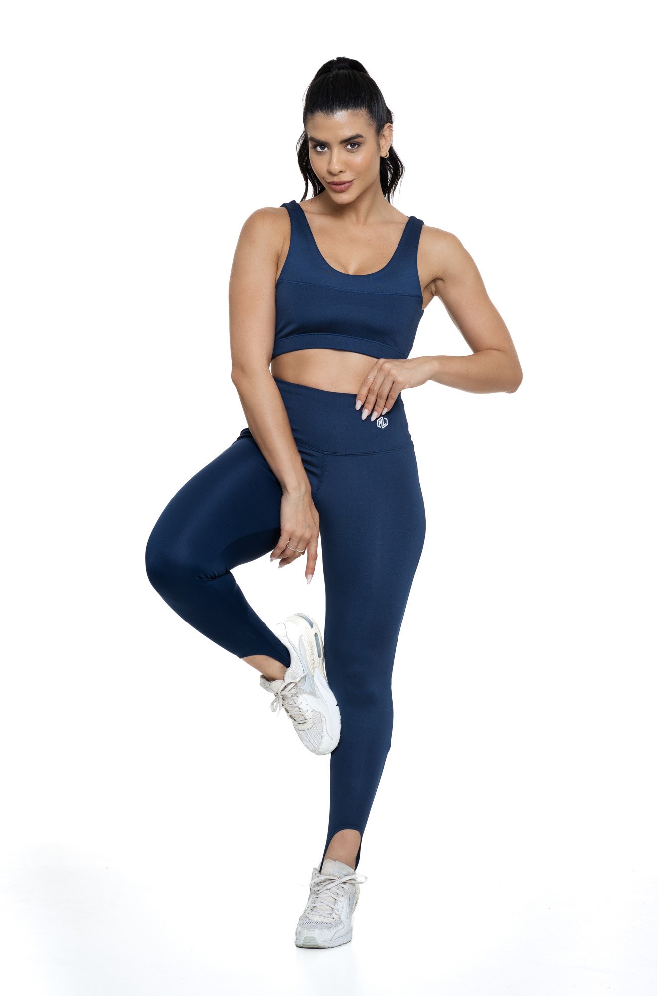 Conjunto fitness com legging preta de pezinho visto de frente, projetado para conforto e mobilidade, ideal para treinos com estilo e praticidade.