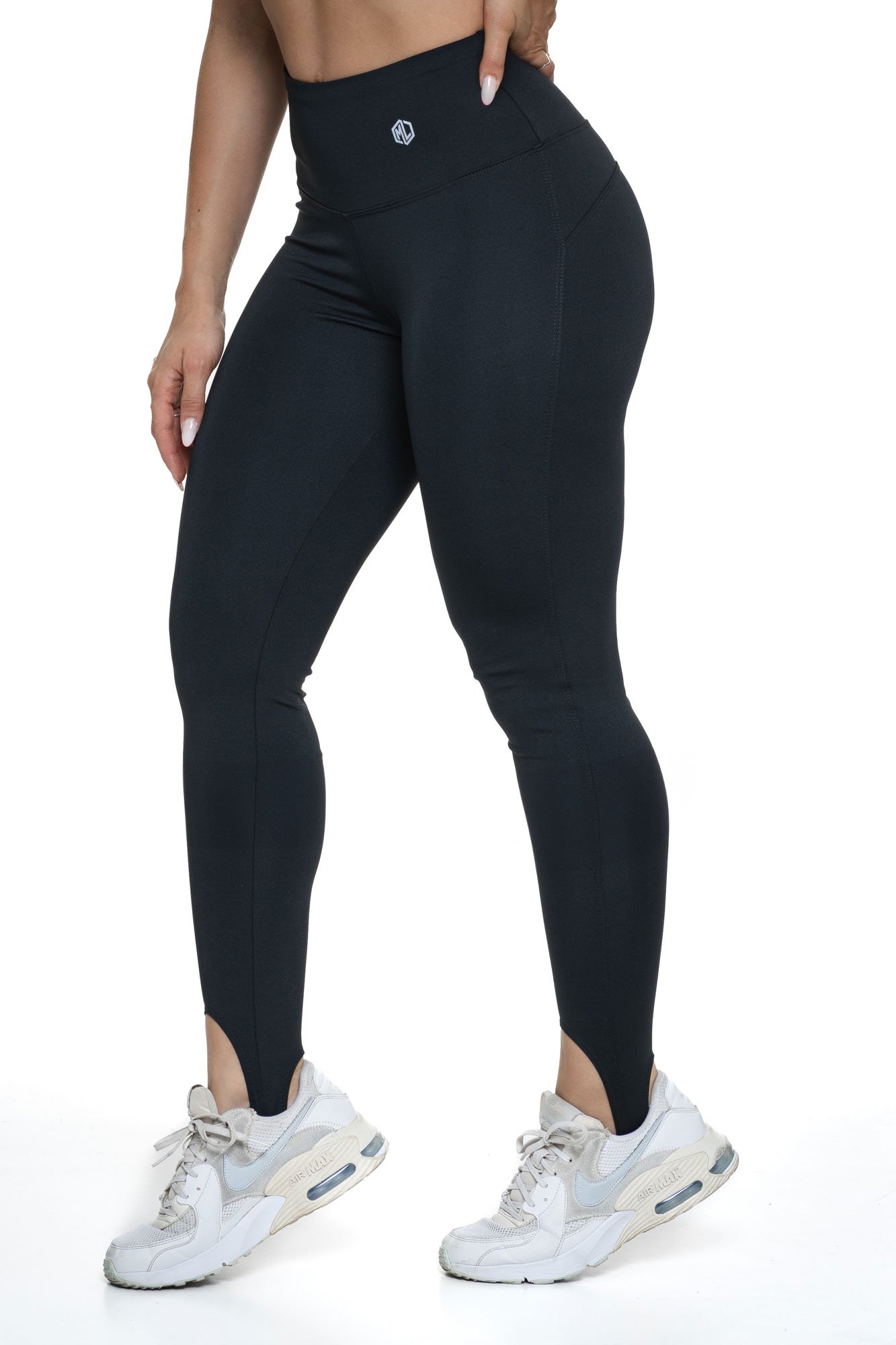 Legging preta com pezinho vista de lado, ajustada e confortável, ideal para treinos e atividades do dia a dia, com tecido macio e flexível.