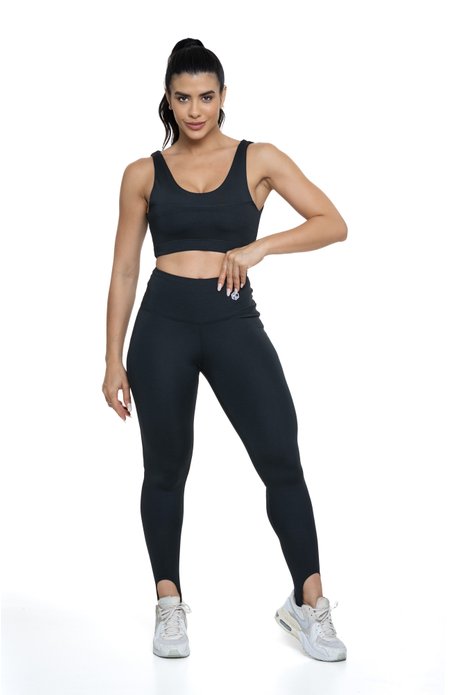 Conjunto fitness com legging preta de pezinho visto de frente, projetado para conforto e mobilidade, ideal para treinos com estilo e praticidade.