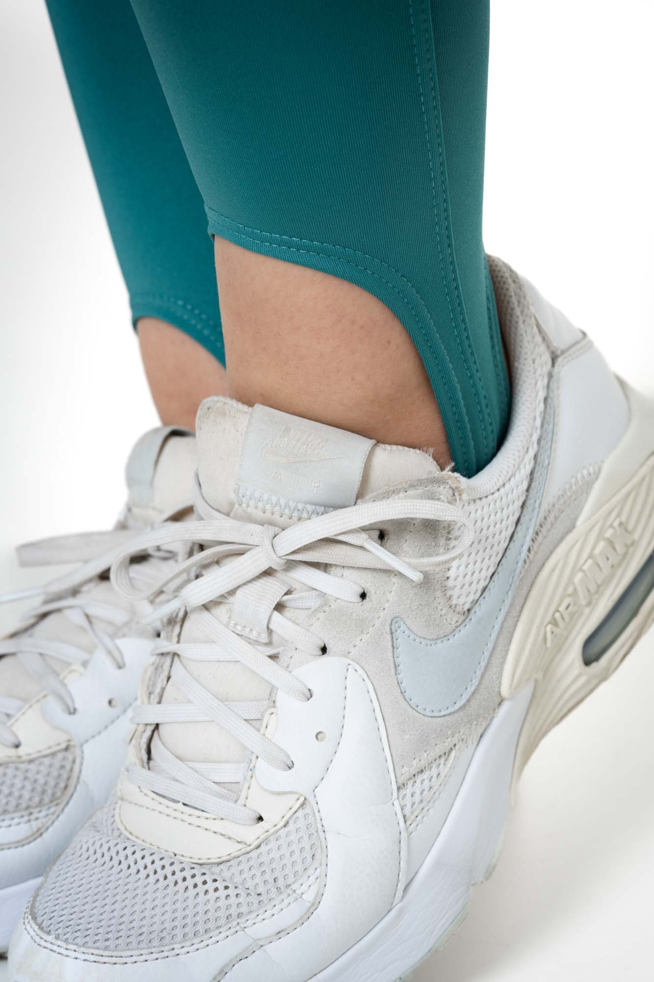 Legging verde com pezinho, ajustada e confortável, ideal para treinos e atividades do dia a dia, com tecido macio e flexível.