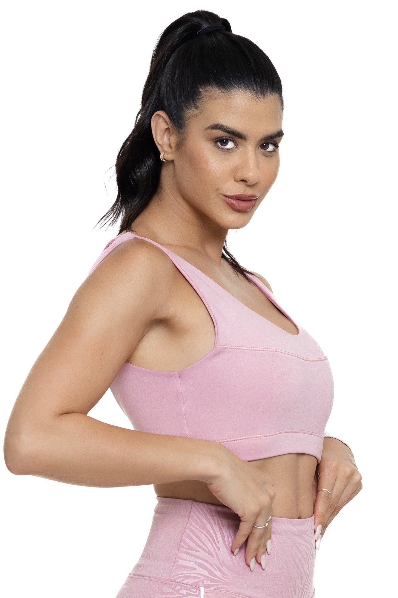 Top fitness com alças rosa claro visto de lado, ajustado e confortável, ideal para treinos, proporcionando estilo e liberdade de movimento.”