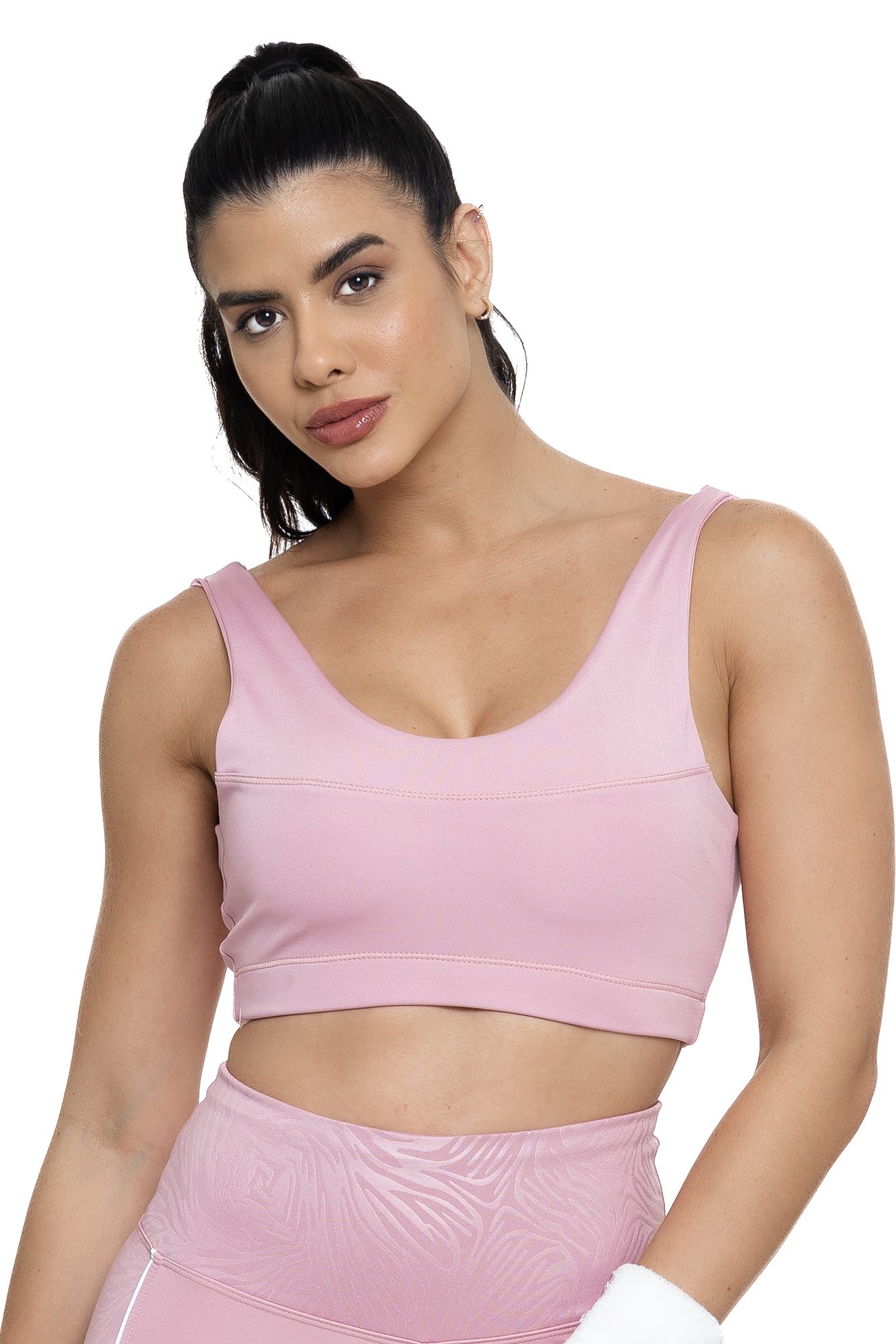 Top fitness com alças rosa claro visto de frente, ajustado e confortável, ideal para treinos, proporcionando estilo e liberdade de movimento.”