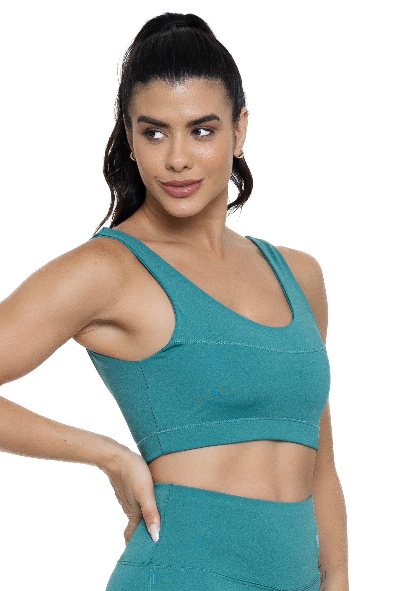 Top fitness com alças verde visto de lado, ajustado e confortável, ideal para treinos, proporcionando estilo e liberdade de movimento.