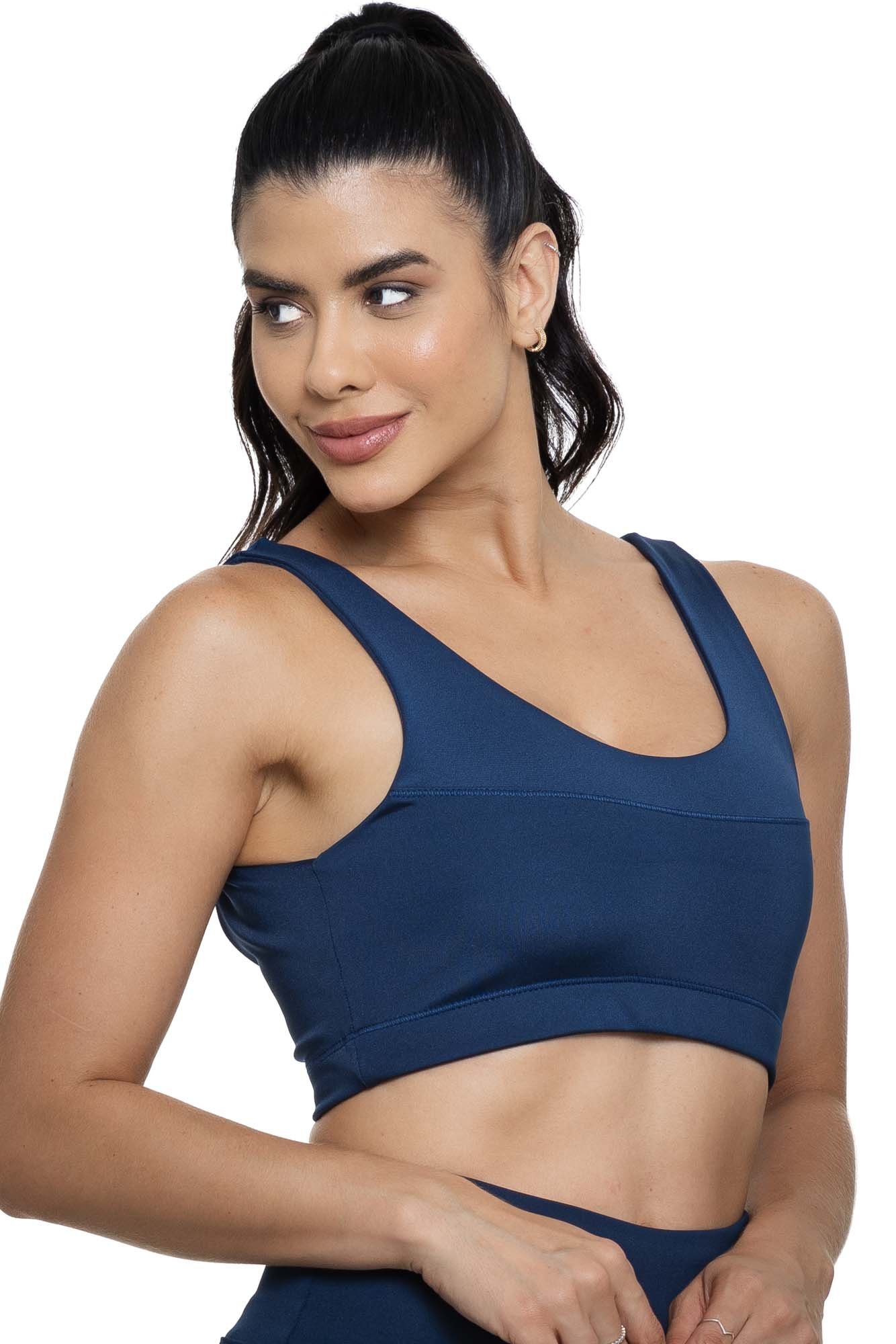 Top fitness com alças azul marinho visto de lado, ajustado e confortável, ideal para treinos, proporcionando estilo e liberdade de movimento.