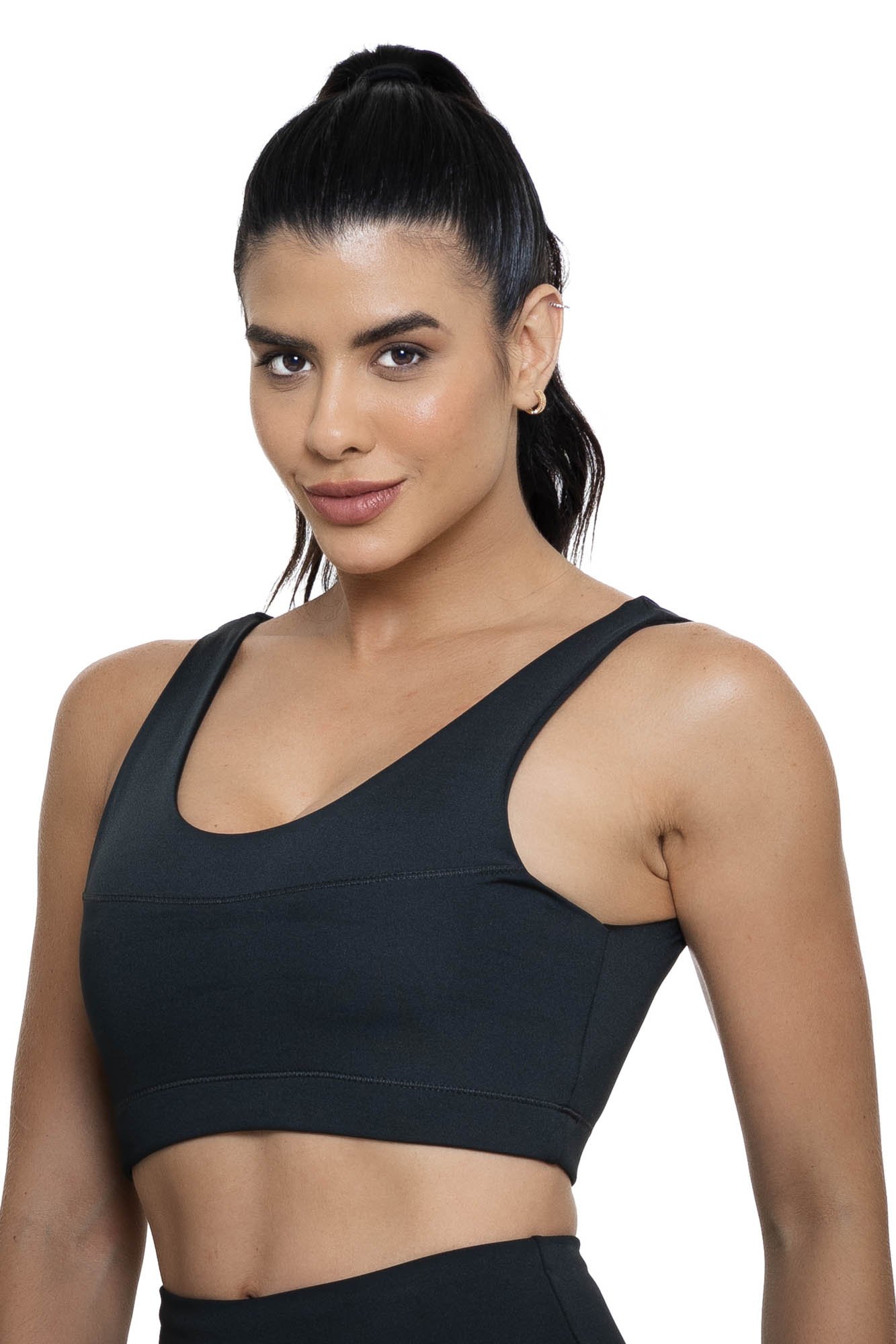 Top fitness preto com alças visto de lado, ajustado e confortável, ideal para treinos, proporcionando estilo e liberdade de movimento.