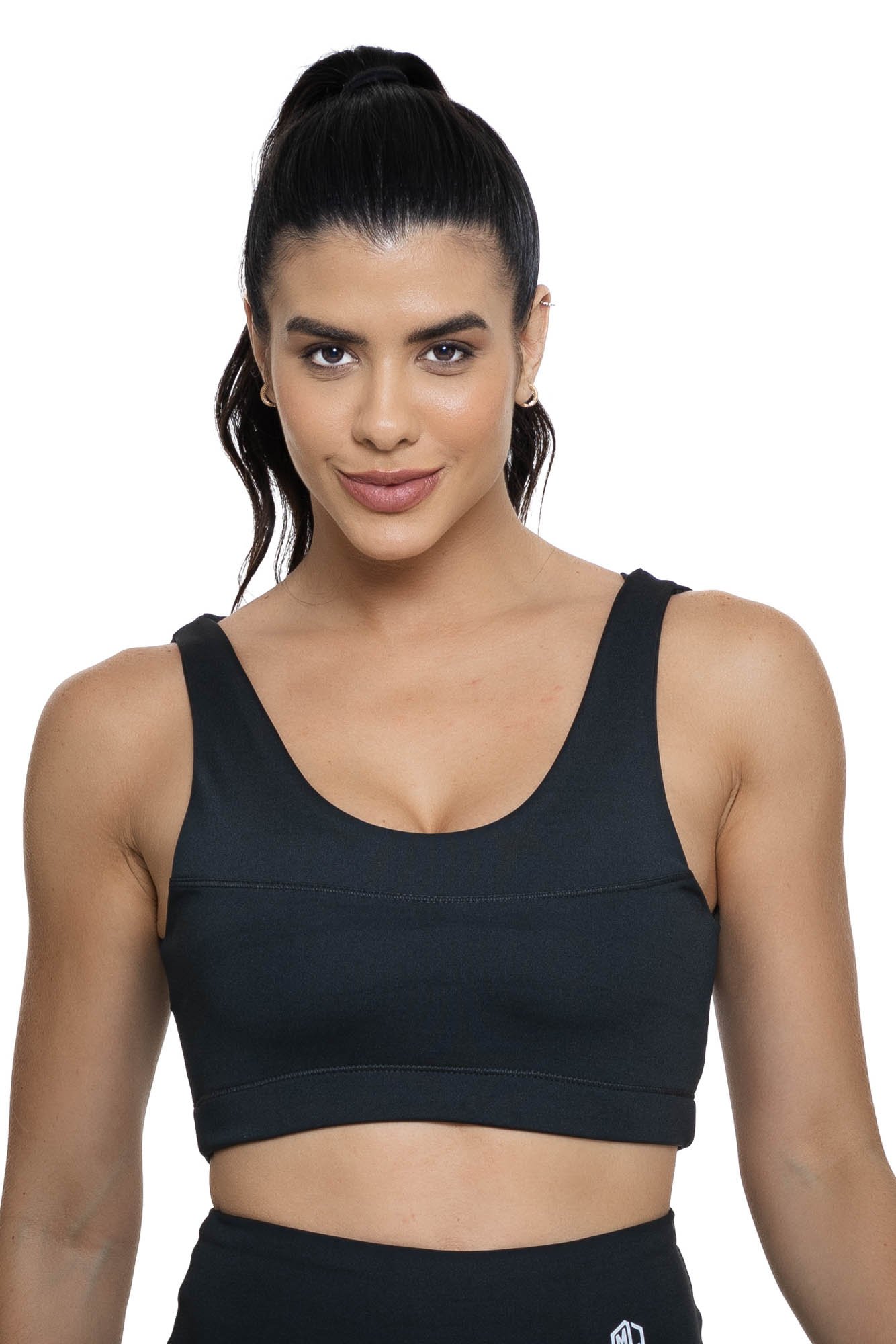 Top fitness preto com alças visto de frente, ajustado e confortável, ideal para treinos, proporcionando estilo e liberdade de movimento.