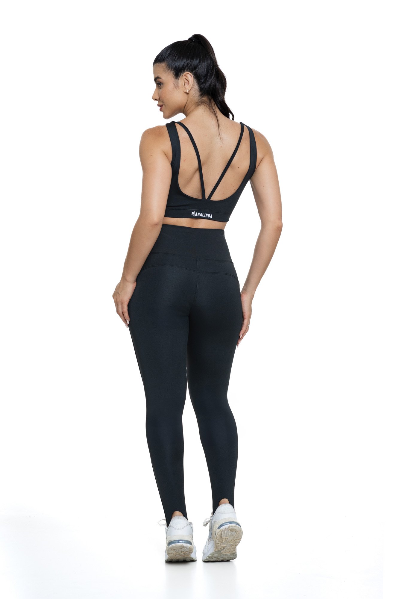 Conjunto fitness com legging preta de pezinho visto de costas, projetado para conforto e mobilidade, ideal para treinos com estilo e praticidade.