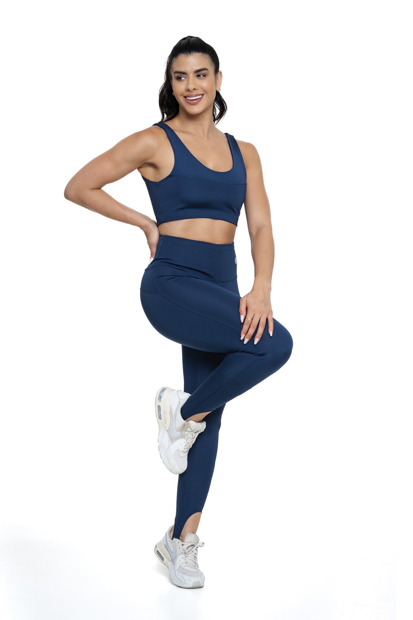 Conjunto fitness com legging azul marinho de pezinho visto de lado, projetado para conforto e mobilidade, ideal para treinos com estilo e praticidad