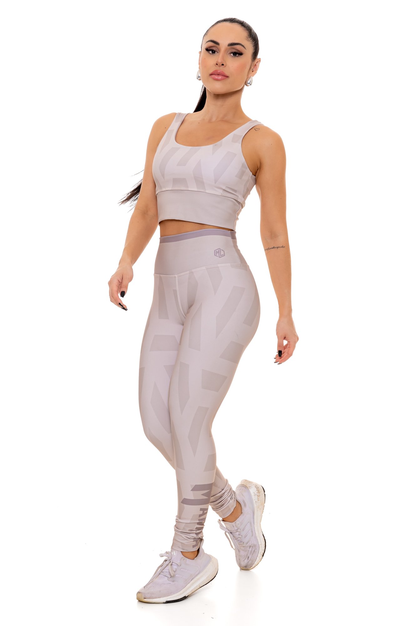 Conjunto Esportivo Bege com Estampa Digital Conjunto fitness bege com estampa digital visto de lado, com modelagem anatômica, perfeito para treinos com estilo e conforto.