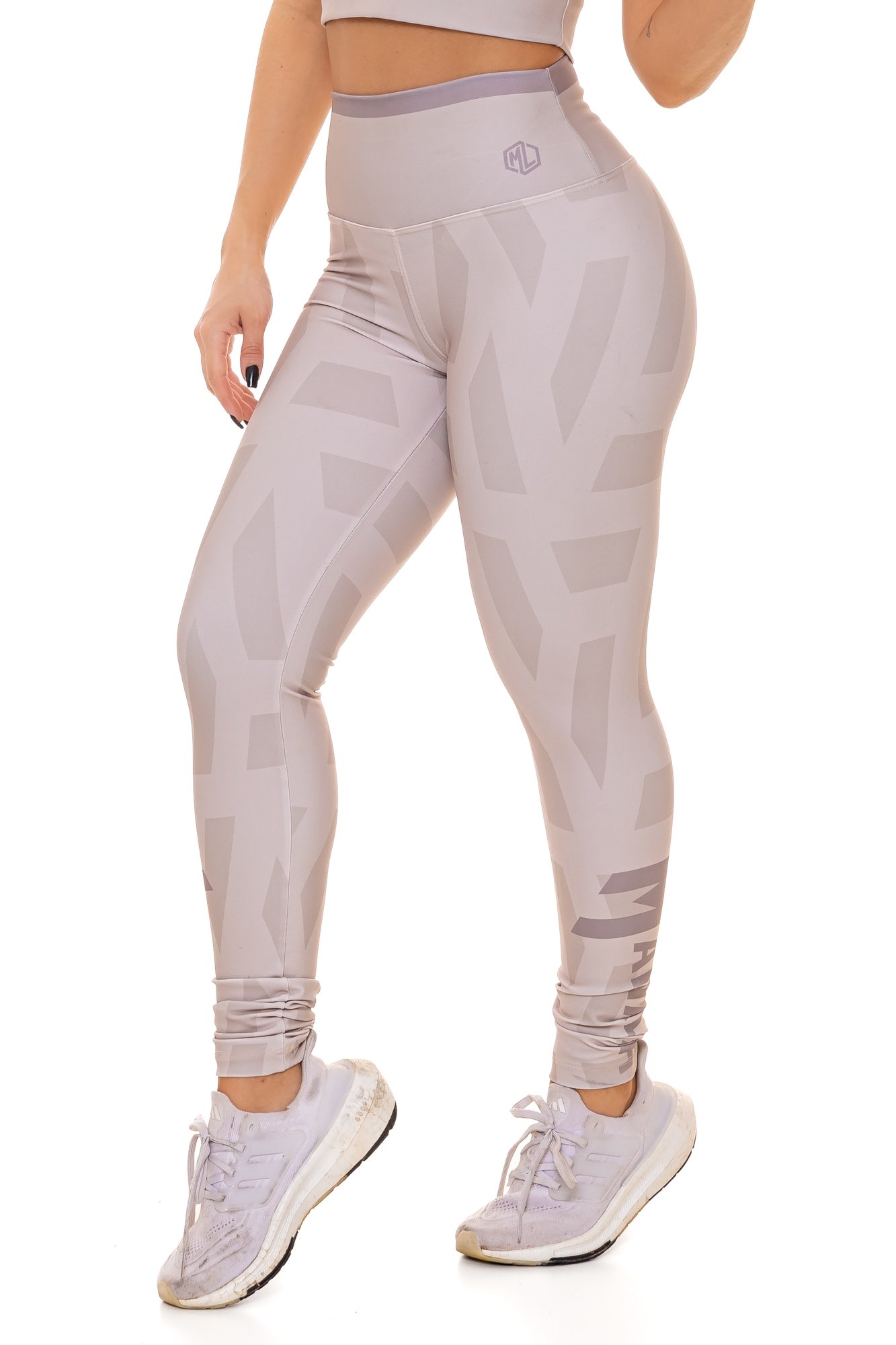 Legging fitness bege com estampa digital visto de lado, com modelagem anatômica, perfeito para treinos com estilo e conforto.