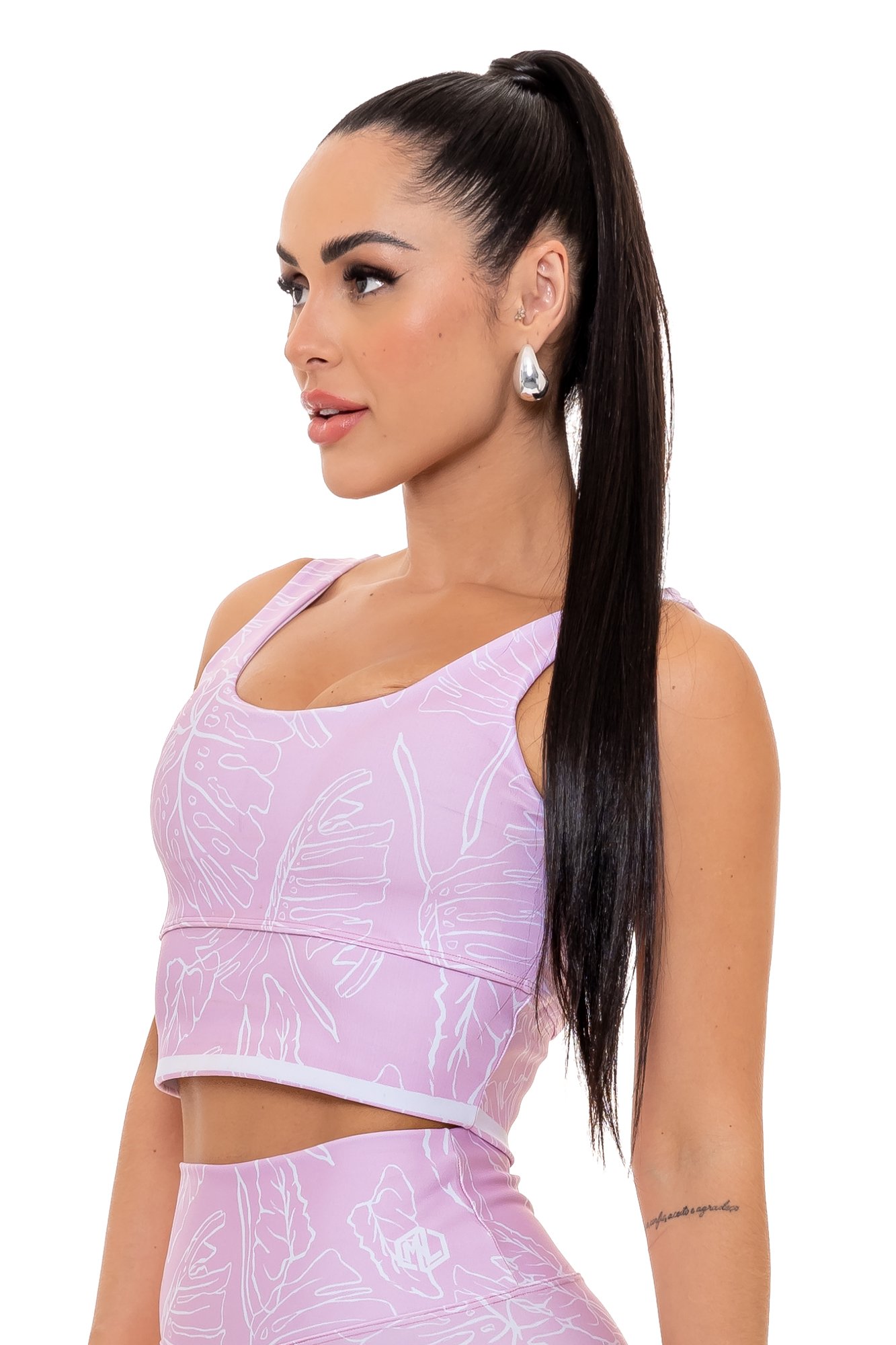 Top fitness rosa claro com estampa digital visto de lado, com modelagem anatômica, perfeito para treinos com estilo e conforto.