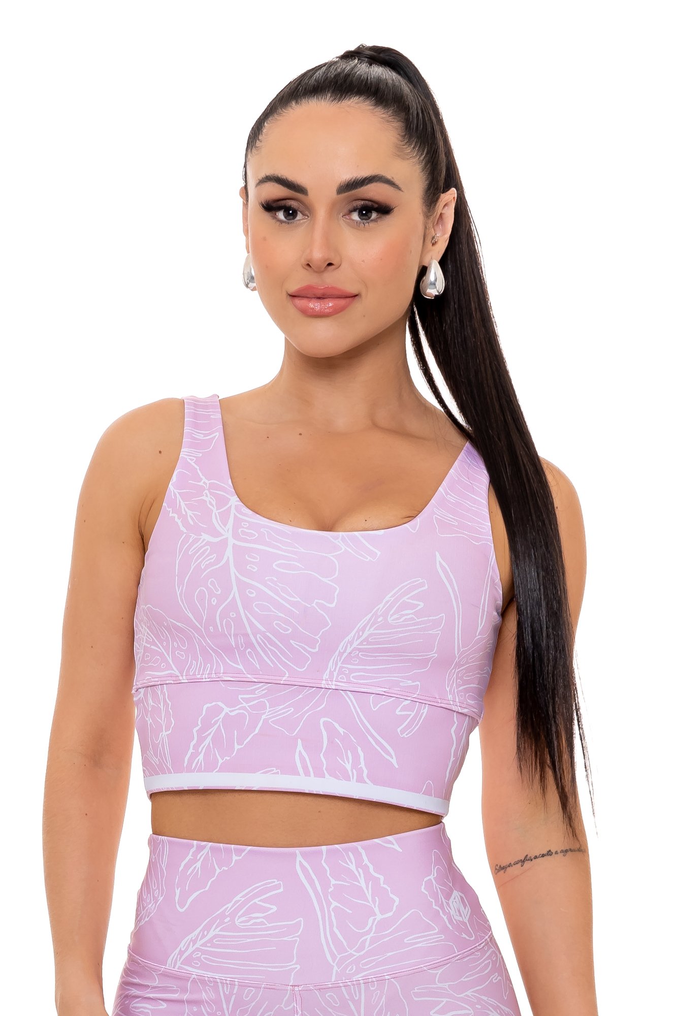 Top fitness rosa claro com estampa digital visto de frente, com modelagem anatômica, perfeito para treinos com estilo e conforto.