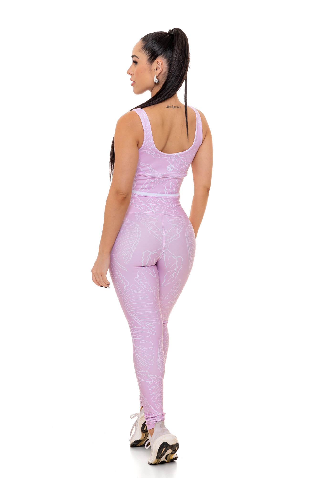 Conjunto fitness rosa claro com estampa digital visto de costas, com modelagem anatômica, perfeito para treinos com estilo e conforto.