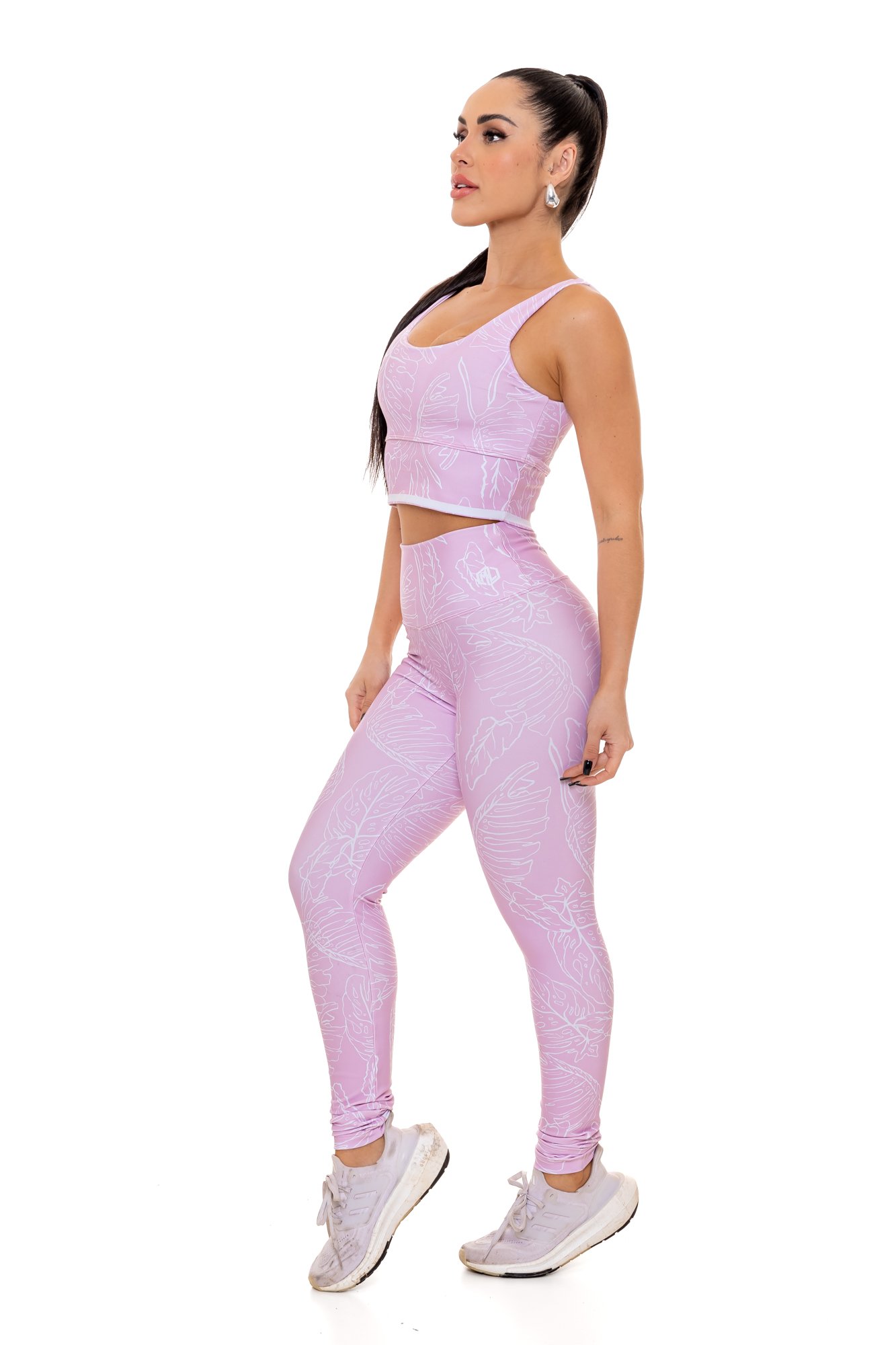 Conjunto fitness rosa claro com estampa digital visto de lado, com modelagem anatômica, perfeito para treinos com estilo e conforto.