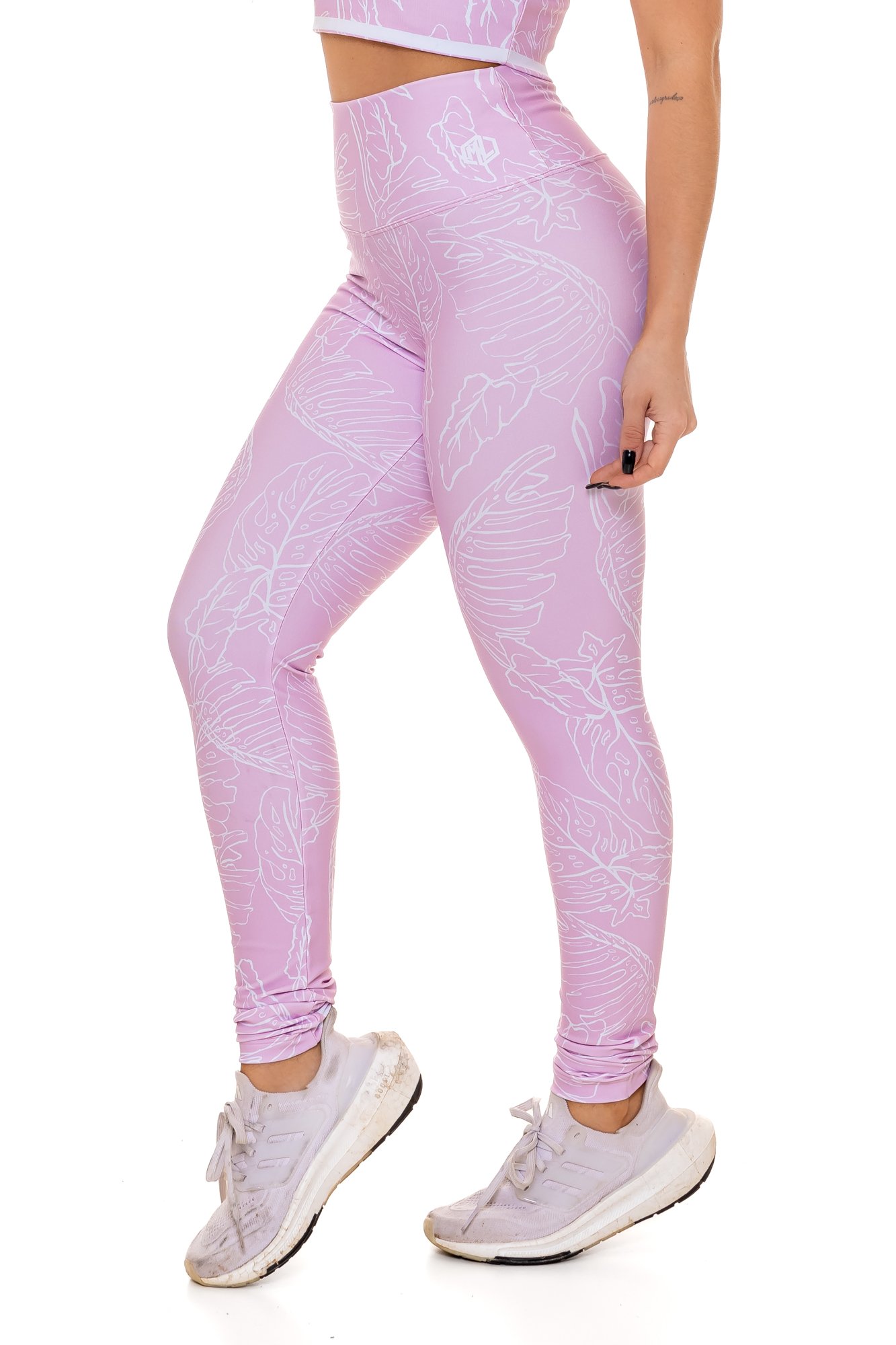 Legging fitness rosa claro com estampa digital visto de lado, com modelagem anatômica, perfeito para treinos com estilo e conforto.