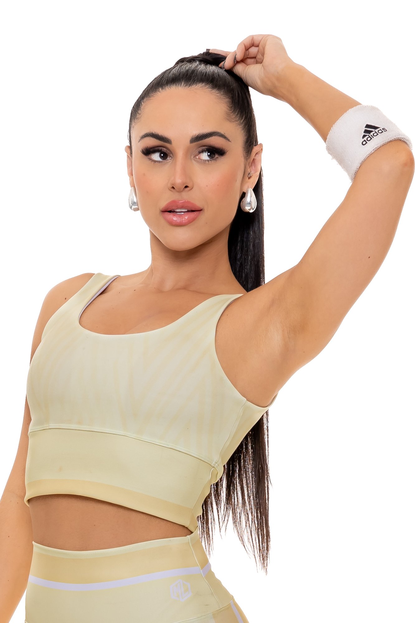 Top fitness amarelo claro com estampa digital visto de lado, com modelagem anatômica, perfeito para treinos com estilo e conforto.