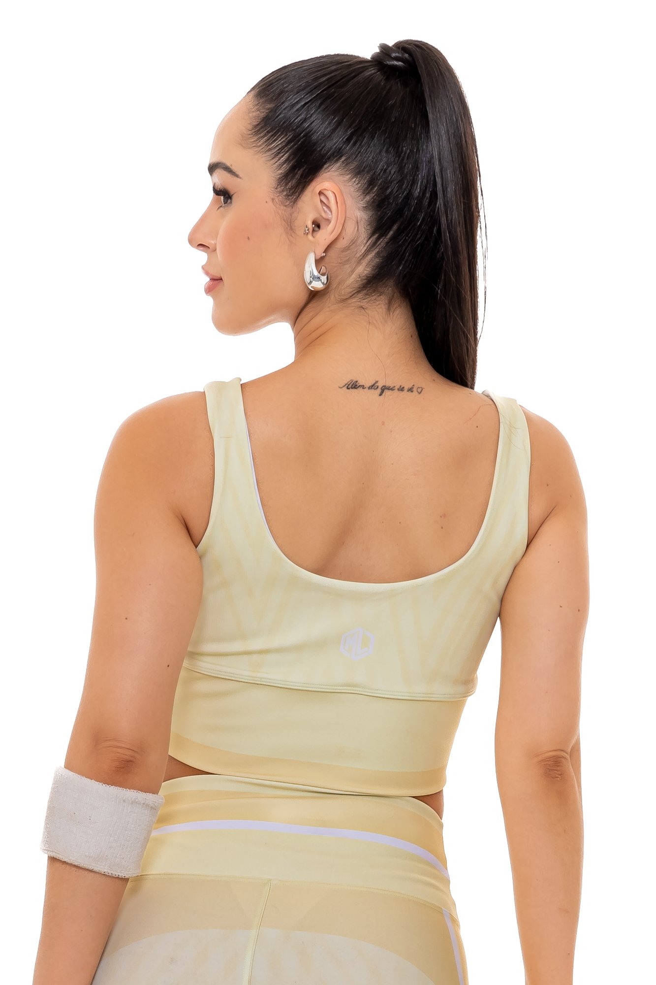 Top fitness amarelo claro com estampa digital visto de costas, com modelagem anatômica, perfeito para treinos com estilo e conforto.