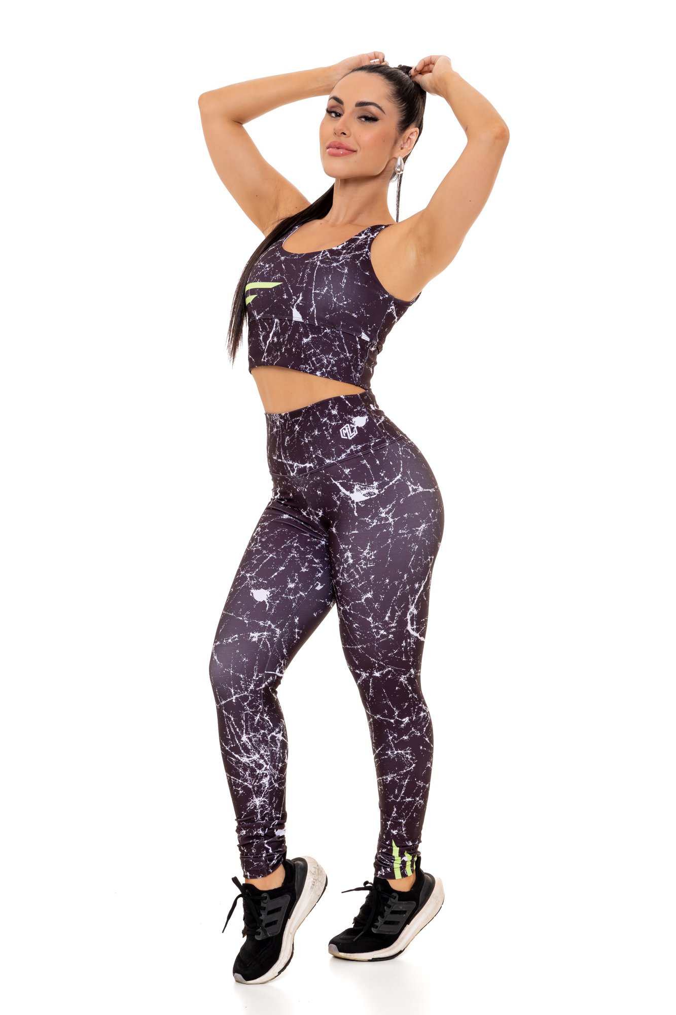 Conjunto fitness verde e preto com estampa digital visto de lado, com modelagem anatômica, perfeito para treinos com estilo e conforto.