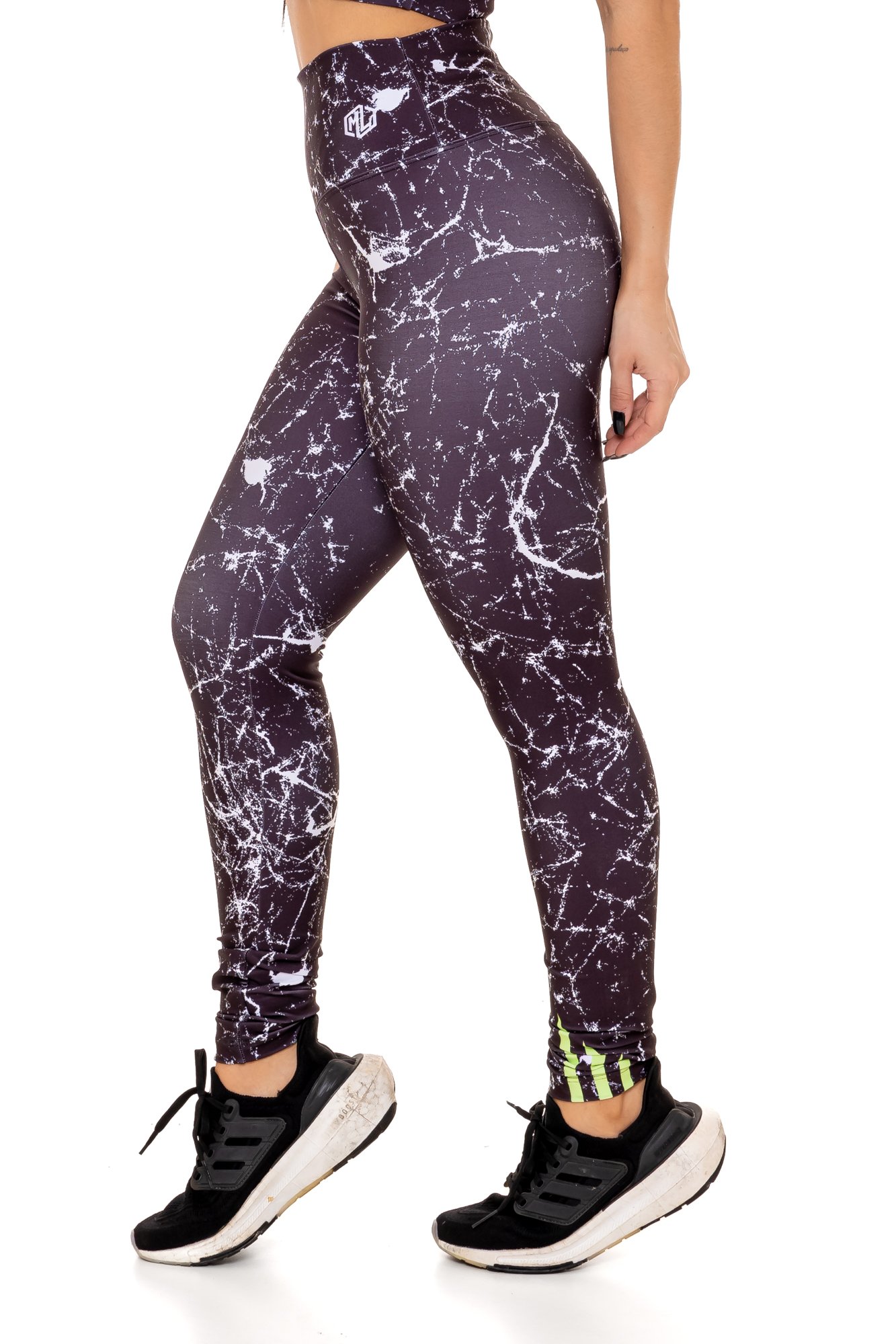 Legging fitness verde e preto com estampa digital visto de lado, com modelagem anatômica, perfeito para treinos com estilo e conforto.
