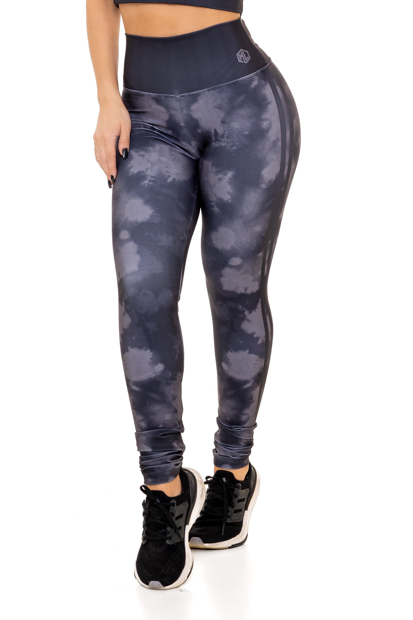Legging fitness preta com estampa digital visto de frente, com modelagem anatômica, perfeito para treinos com estilo e conforto.