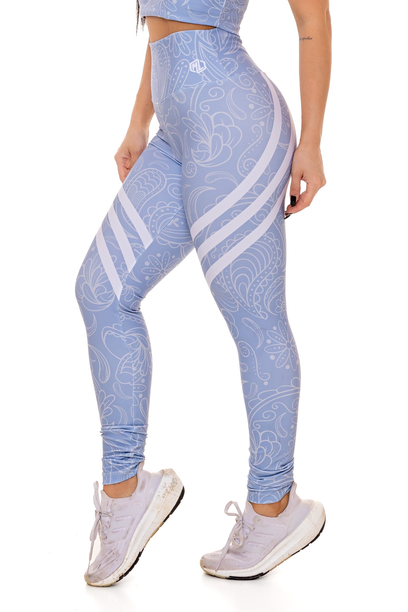 Legging fitness azul claro com estampa digital visto de lado, com modelagem anatômica, perfeito para treinos com estilo e conforto.