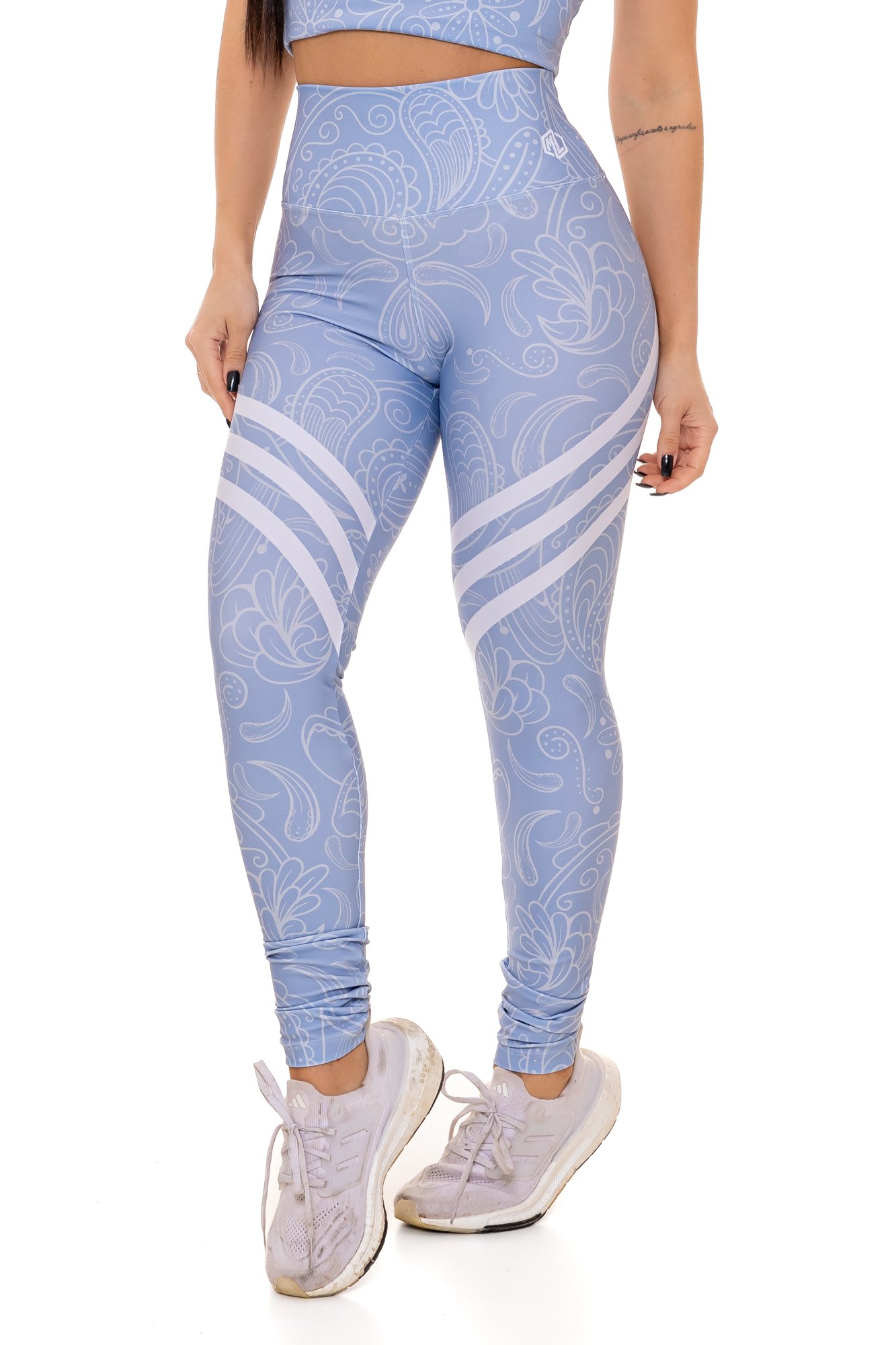 Legging fitness azul claro com estampa digital visto de frente, com modelagem anatômica, perfeito para treinos com estilo e conforto.