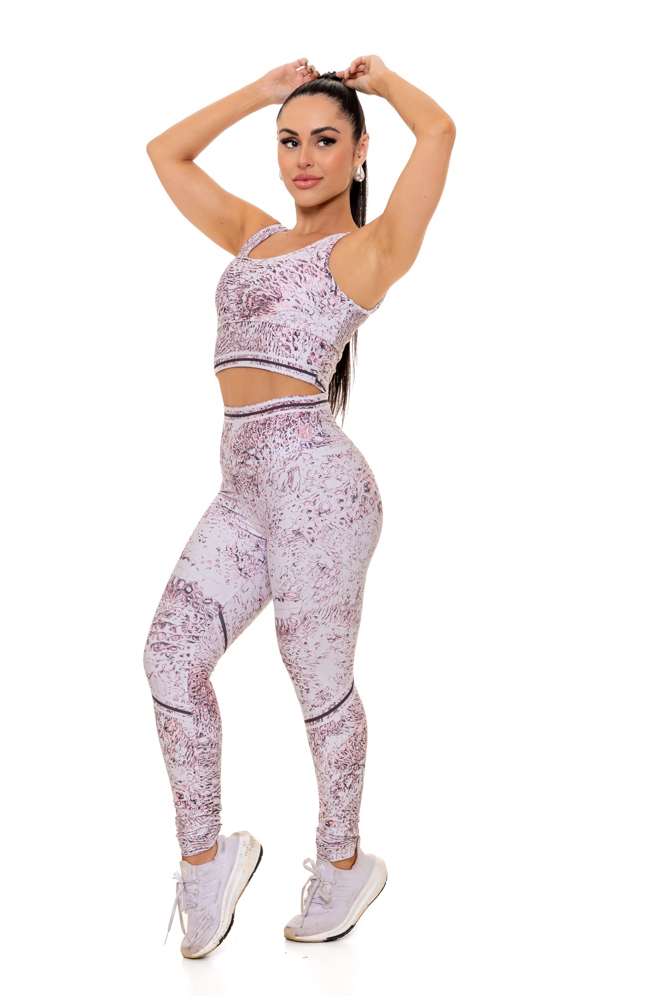 Conjunto fitness rosa com estampa digital visto de lado, com modelagem anatômica, perfeito para treinos com estilo e conforto.