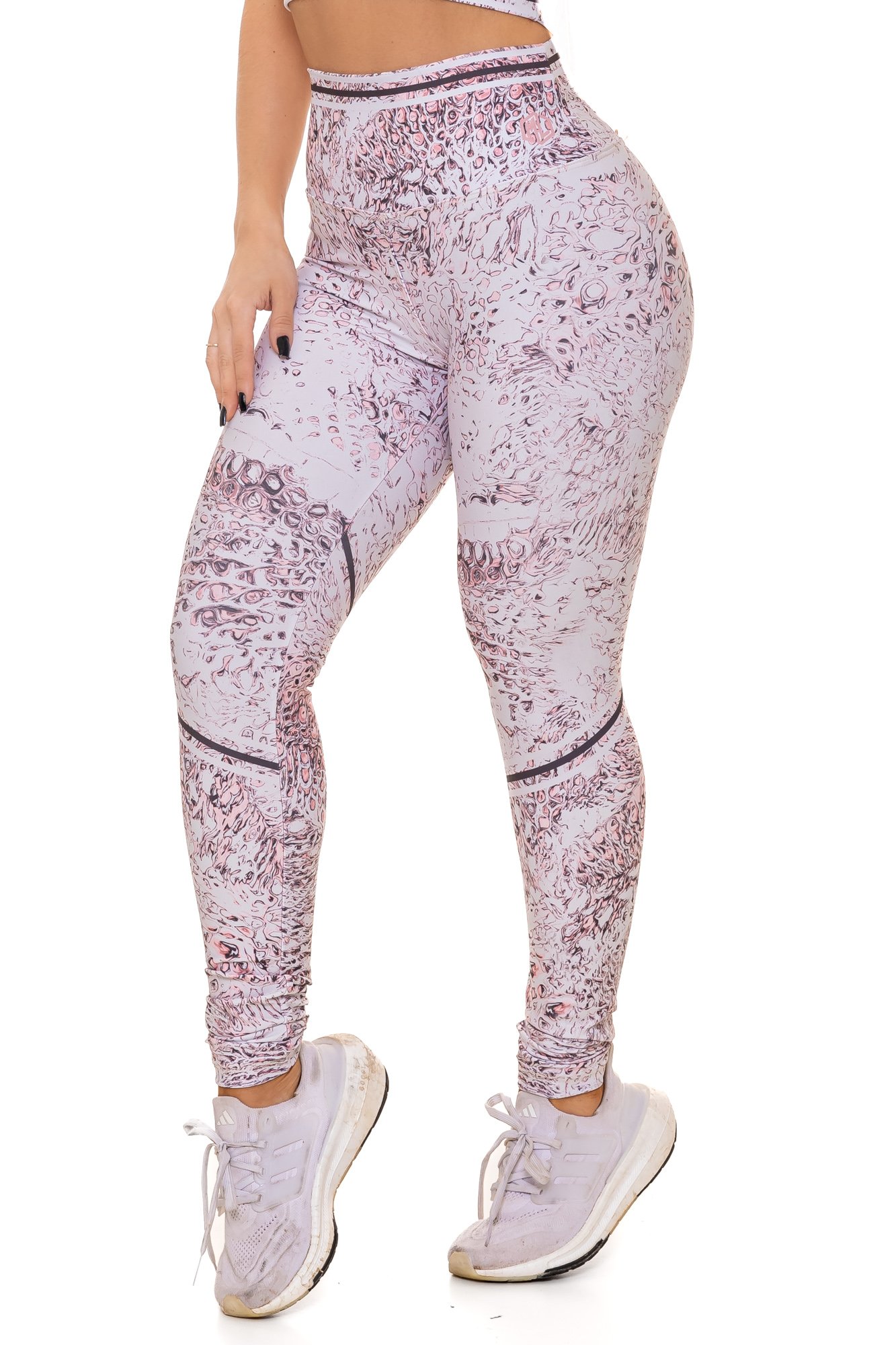 Legging fitness rosa com estampa digital visto de lado, com modelagem anatômica, perfeito para treinos com estilo e conforto.