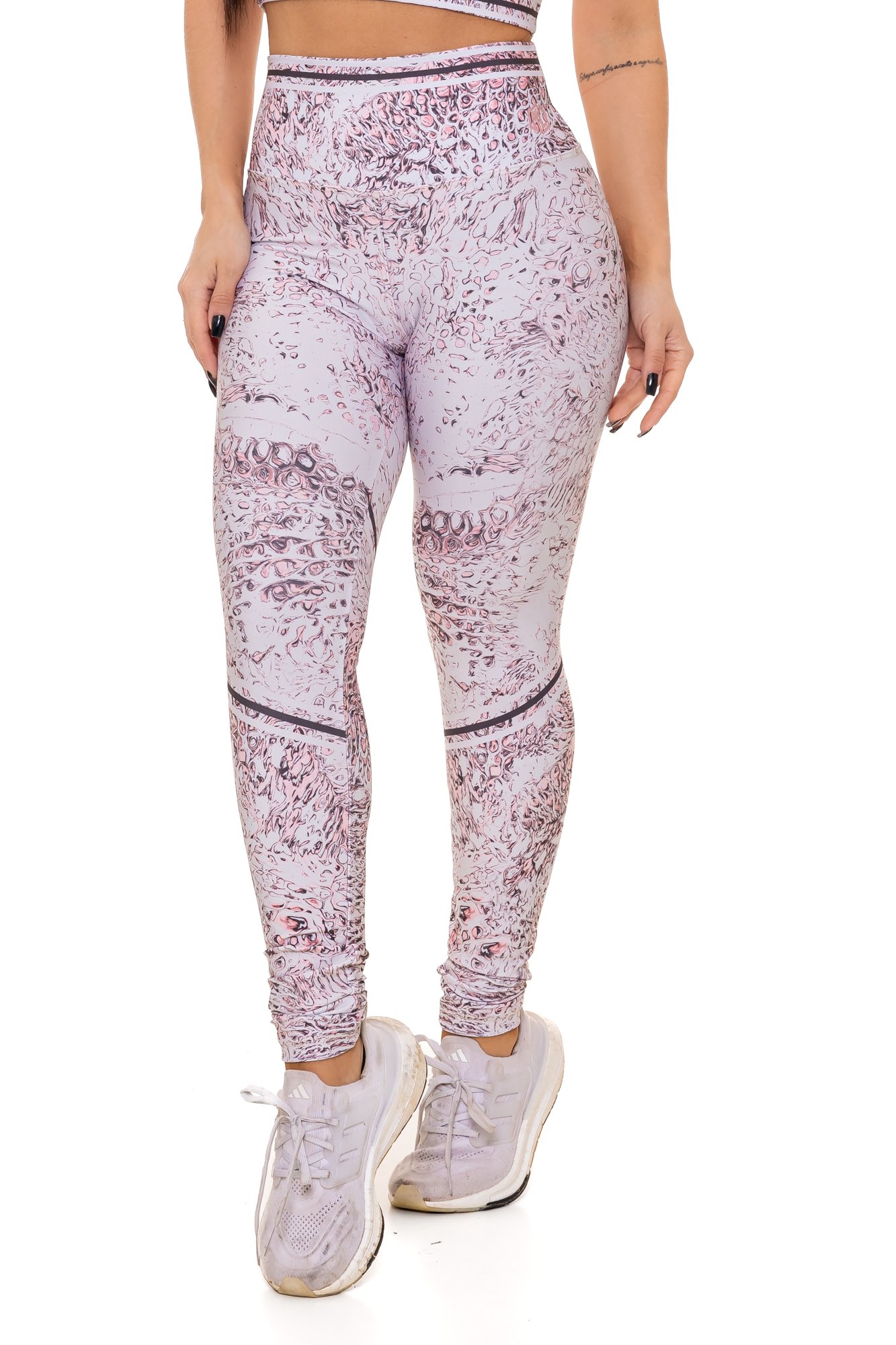 Legging fitness rosa com estampa digital visto de lado, com modelagem anatômica, perfeito para treinos com estilo e conforto.