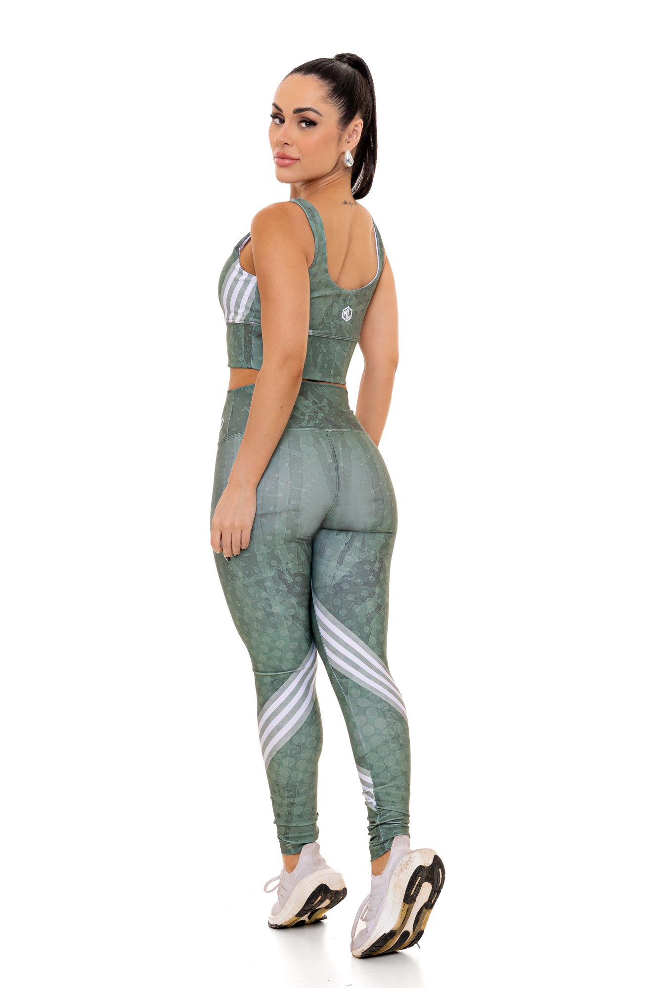 Conjunto Esportivo Verde com Estampa Digital Conjunto fitness verde com estampa digital visto de costas, com modelagem anatômica, perfeito para treinos com estilo e conforto.