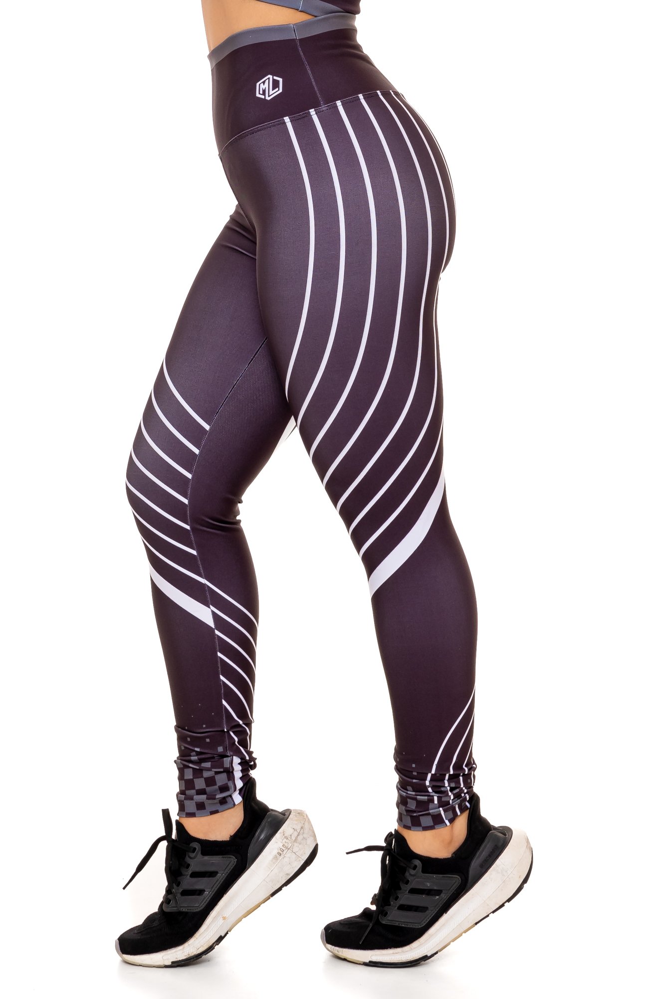 Legging fitness preta com estampa digital visto de lado, com modelagem anatômica, perfeito para treinos com estilo e conforto.