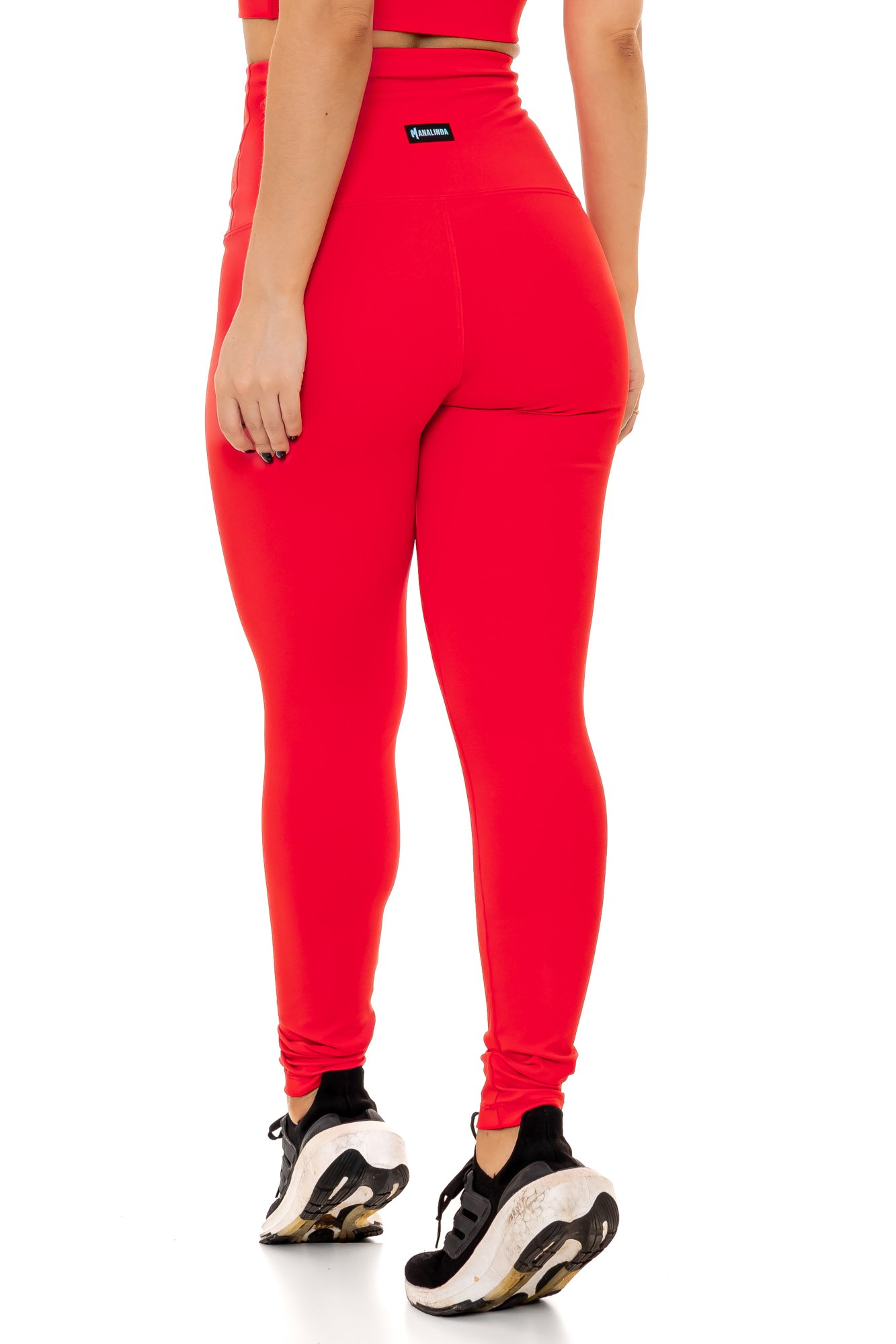 Legging cintura alta vermelha em poliamida vista de costas, ajustada e confortável, ideal para treinos e atividades do dia a dia, com tecido flexível.