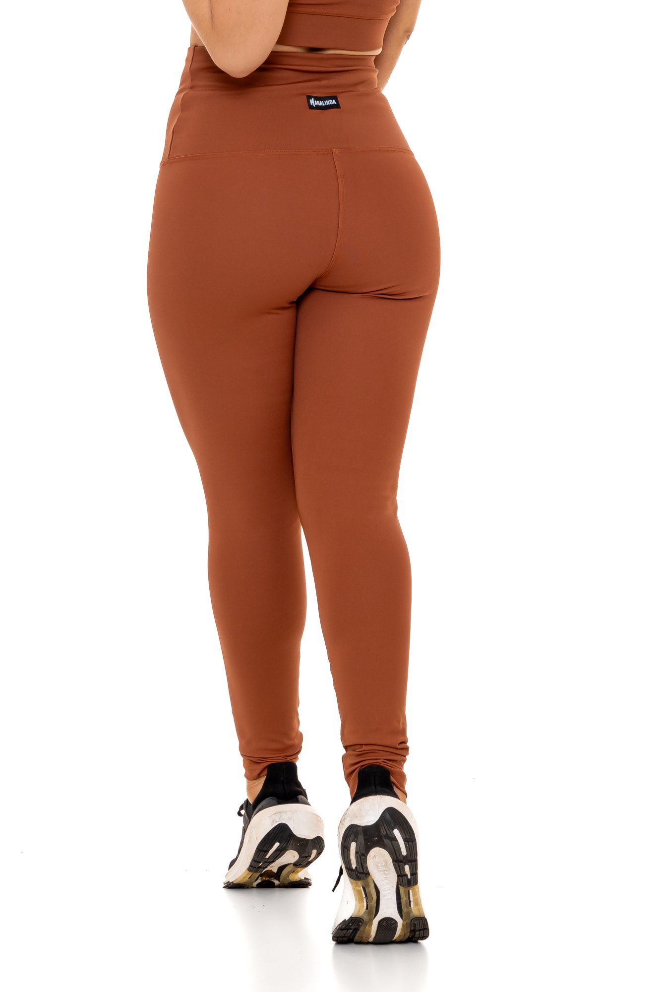 Legging cintura alta marrom em poliamida vista de costas, ajustada e confortável, ideal para treinos e atividades do dia a dia, com tecido flexível.