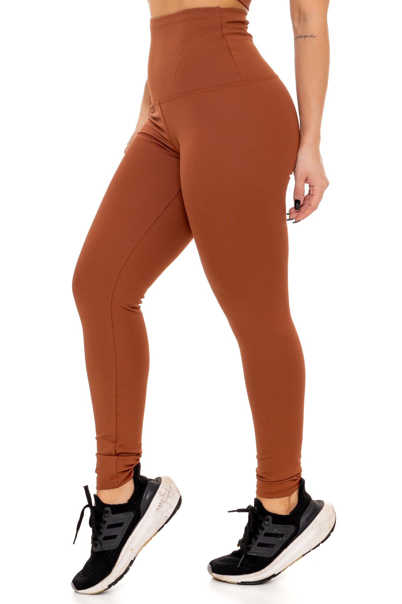 Legging cintura alta marrom em poliamida vista de lado, ajustada e confortável, ideal para treinos e atividades do dia a dia, com tecido flexível.