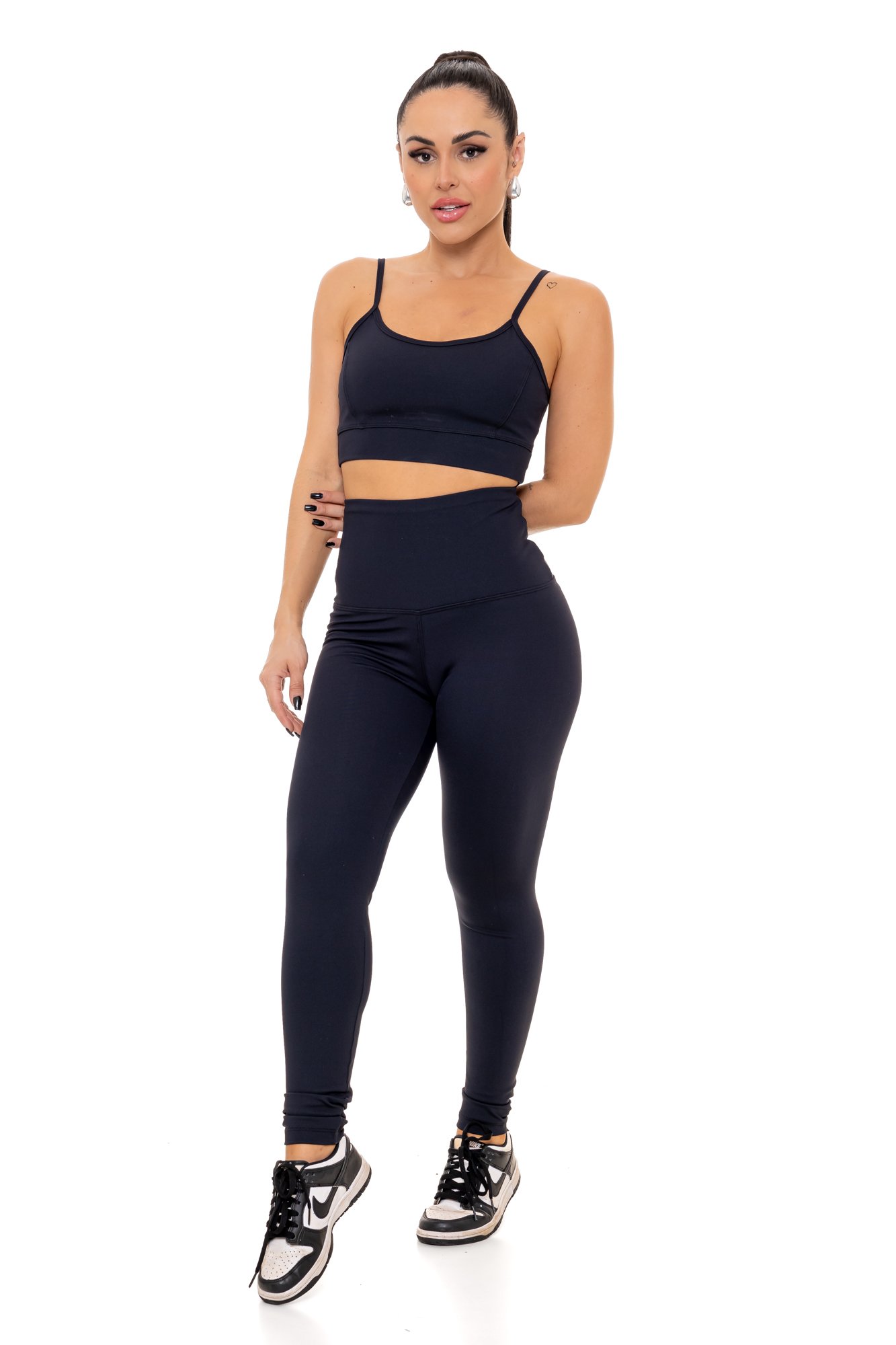 Conjunto cintura alta preto em poliamida visto de frente, projetado para conforto e mobilidade, ideal para treinos com estilo e praticidade.