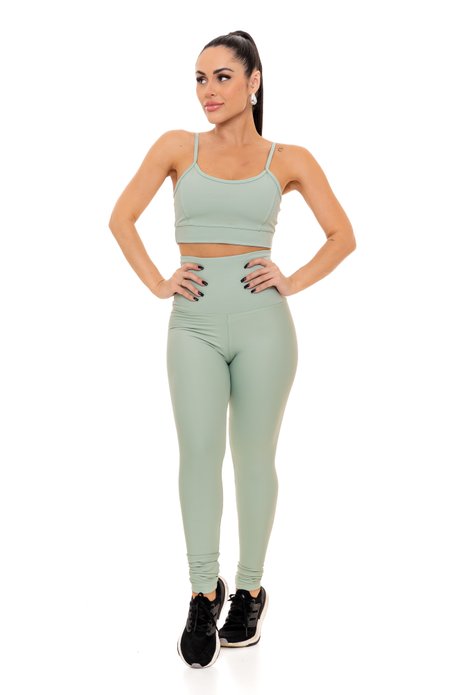 Conjunto cintura alta verde claro em poliamida visto de frente, projetado para conforto e mobilidade, ideal para treinos com estilo e praticidade.