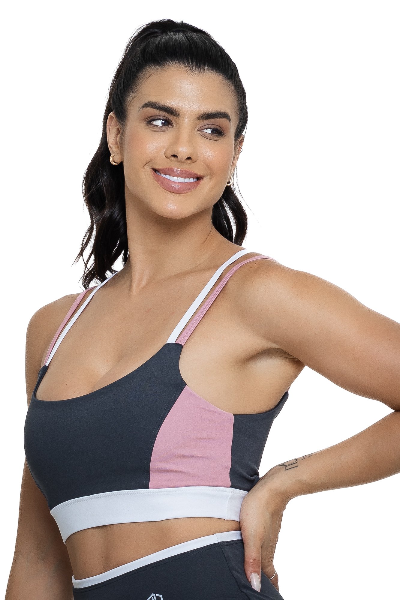 Top fitness com alça dupla cinza e rosa claro com recortes visto de frente, ideal para treinos com estilo e praticidade.
