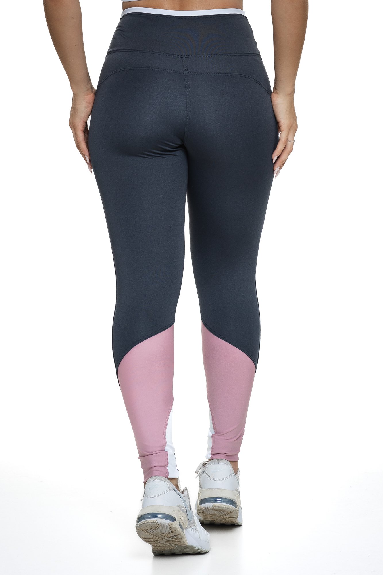Legging fitness cinza e rosa claro com recortes visto de costas, projetado para conforto e mobilidade, ideal para treinos com estilo e praticidade.